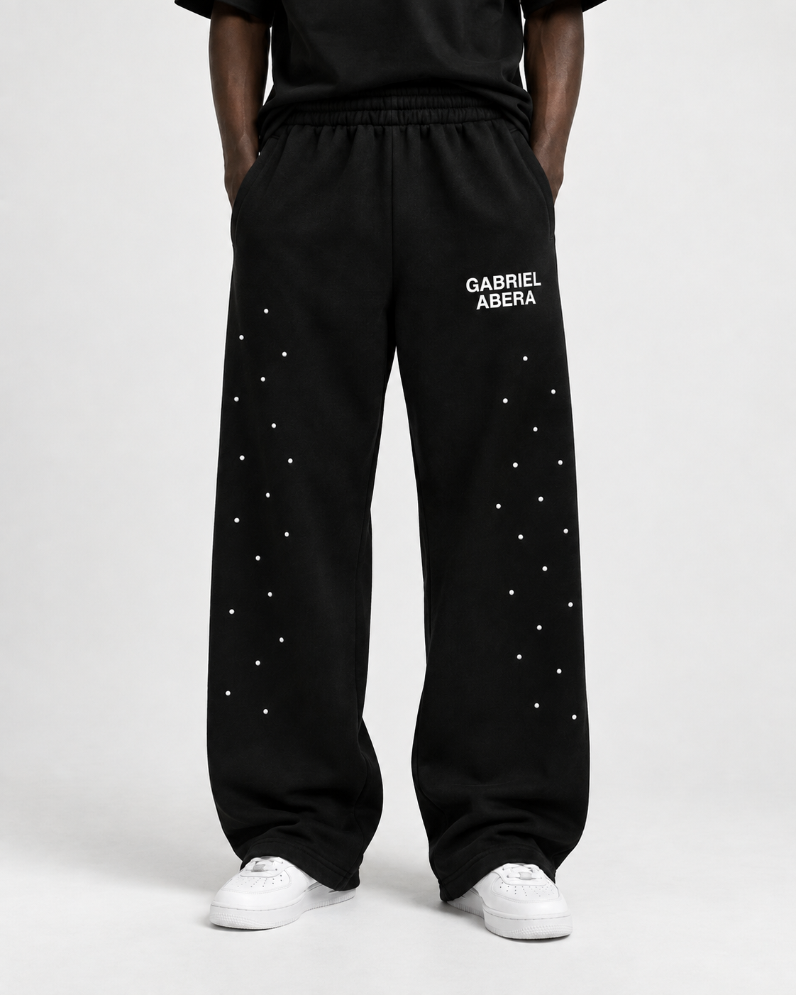 Detailaufnahme der handgesetzten Rhinestones und Strasssteine auf der schwarzen Astral Sweatpants von GABRIEL ABERA