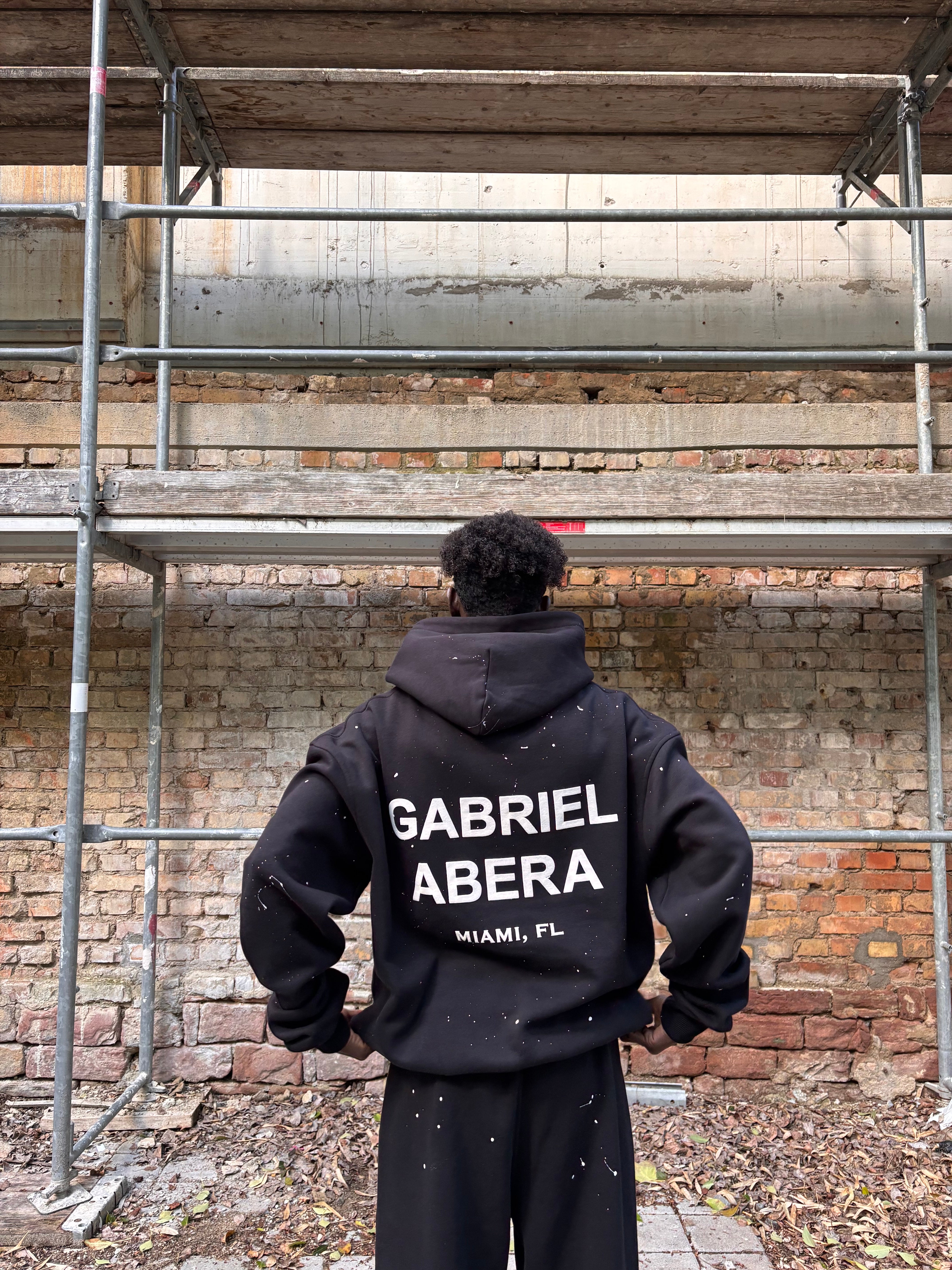 Rückenansicht des GABRIEL ABERA Splattered Puff Hoodie Black/White mit weißem Puff-Print