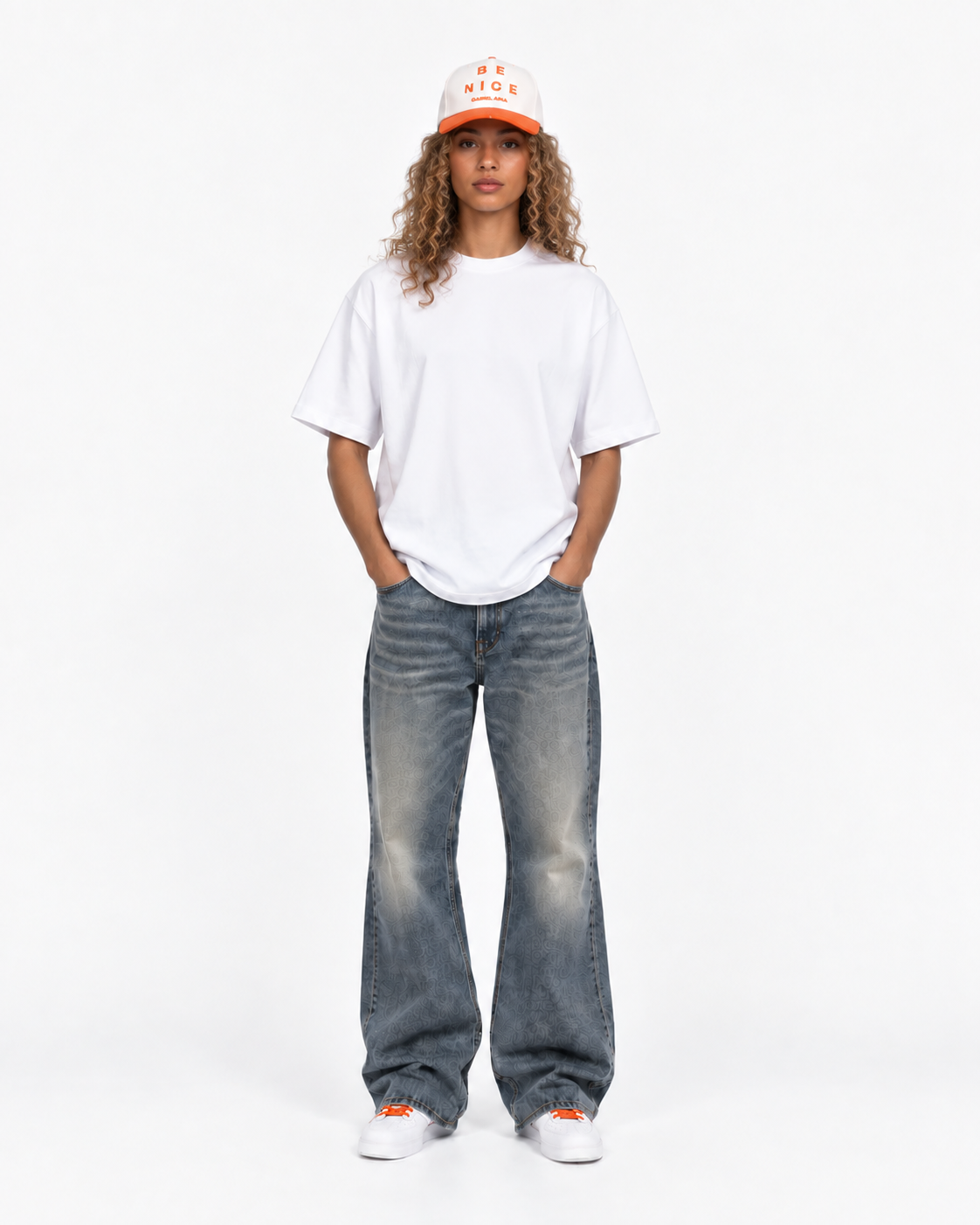 Weibliches Model trägt die cream-weiße Be Nice Snapback von GABRIEL ABERA als modernes Unisex Streetwear Accessoire