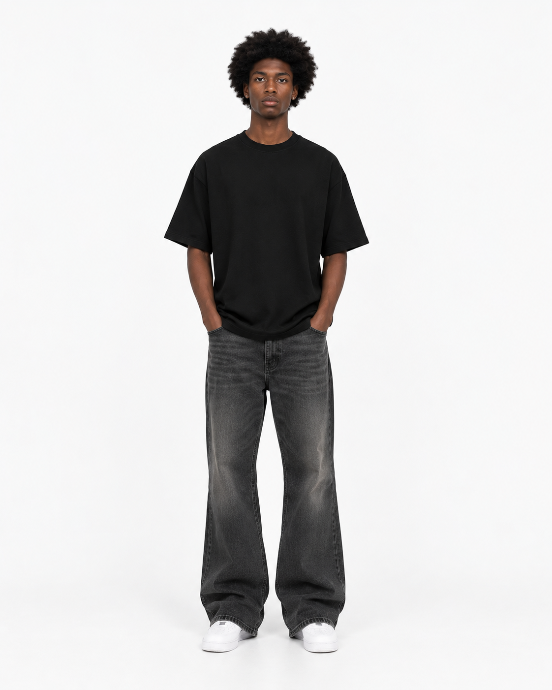 Model trägt ein schwarzes GABRIEL ABERA Unisex T-Shirt im lässigen Oversized Streetwear Fit