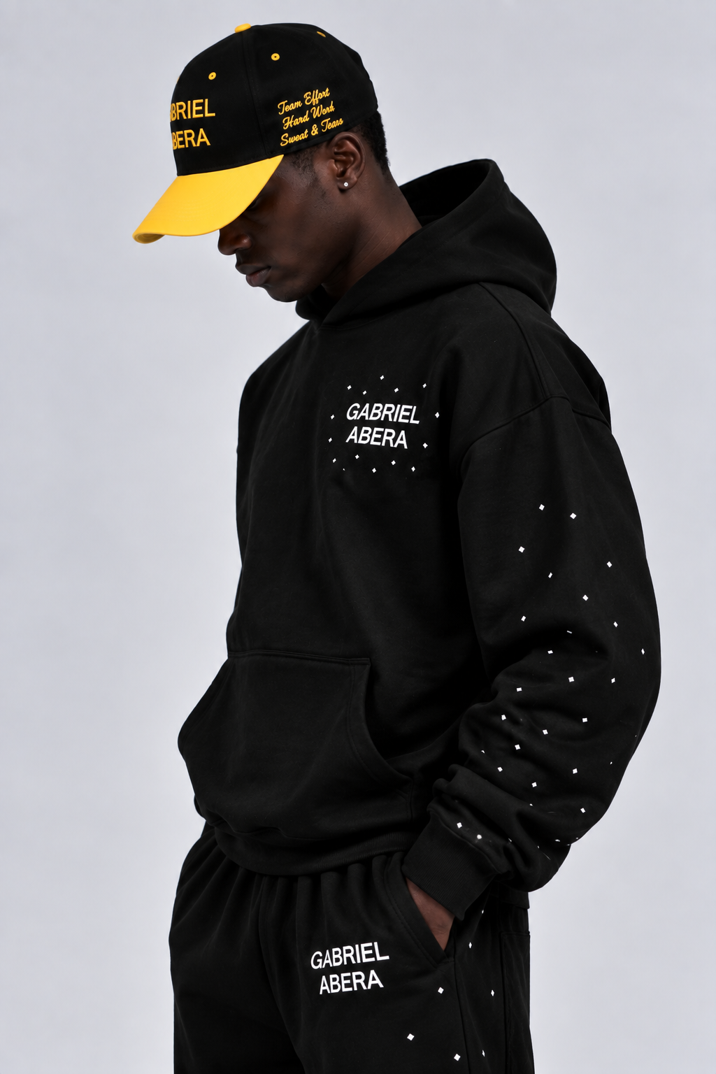 Seitliche Ansicht der schwarzen GABRIEL ABERA Snapback Cap mit gelben Details und markantem Trophy Design