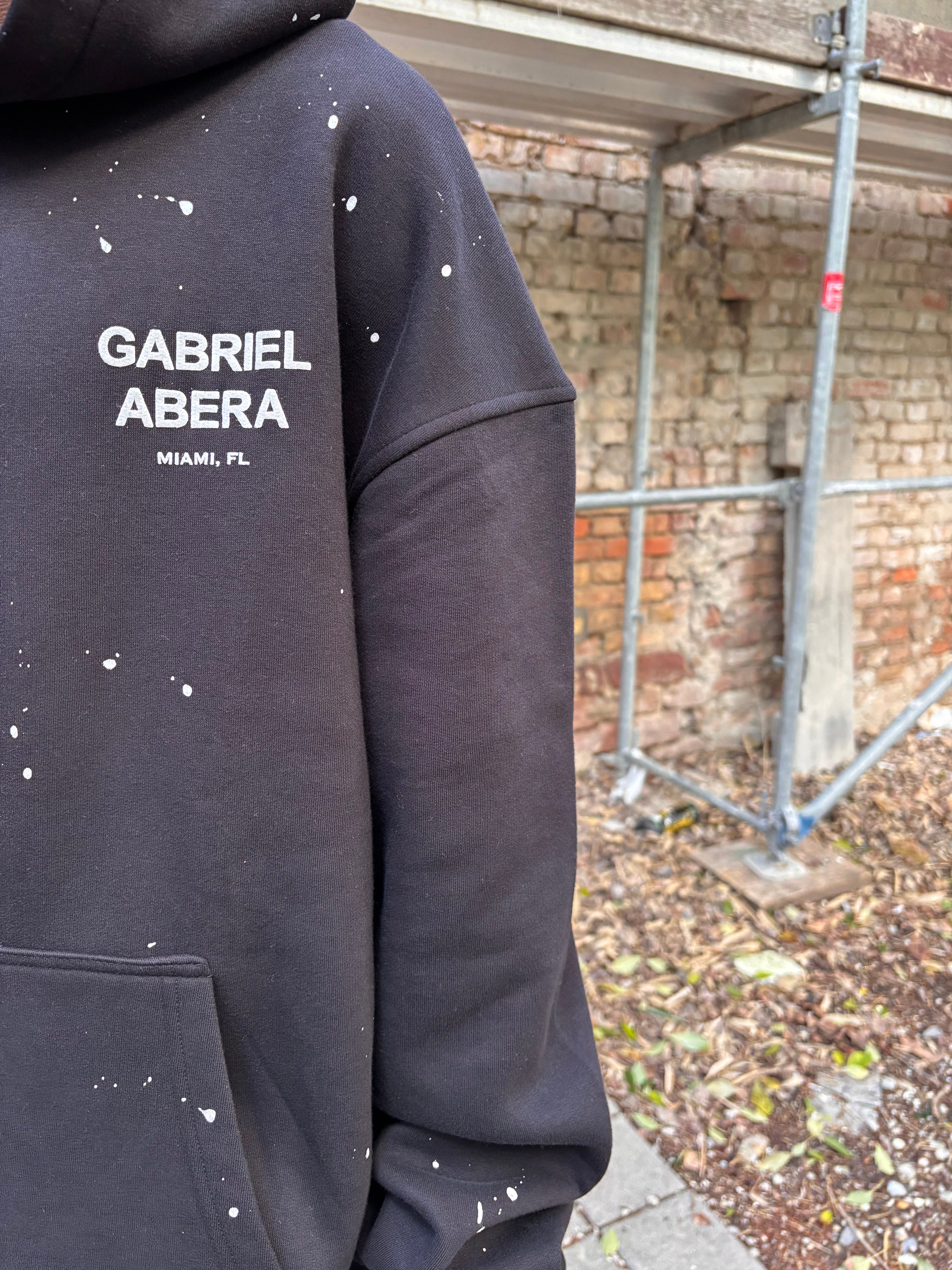 Detailaufnahme Ärmel & Bündchen vom GABRIEL ABERA Splattered Puff Hoodie – Hand-Splatter Effekt sichtbar