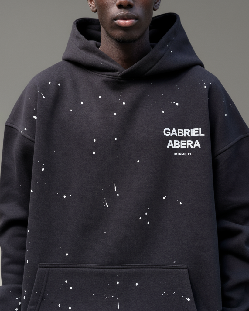 Detailaufnahme Ärmel & Bündchen vom GABRIEL ABERA Splattered Puff Hoodie – Hand-Splatter Effekt sichtbar