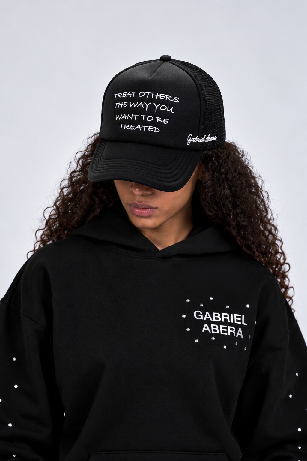 Weibliches Model trägt die schwarze GABRIEL ABERA Equal Foam Cap als Unisex Streetwear Cap mit gesticktem Frontdesign