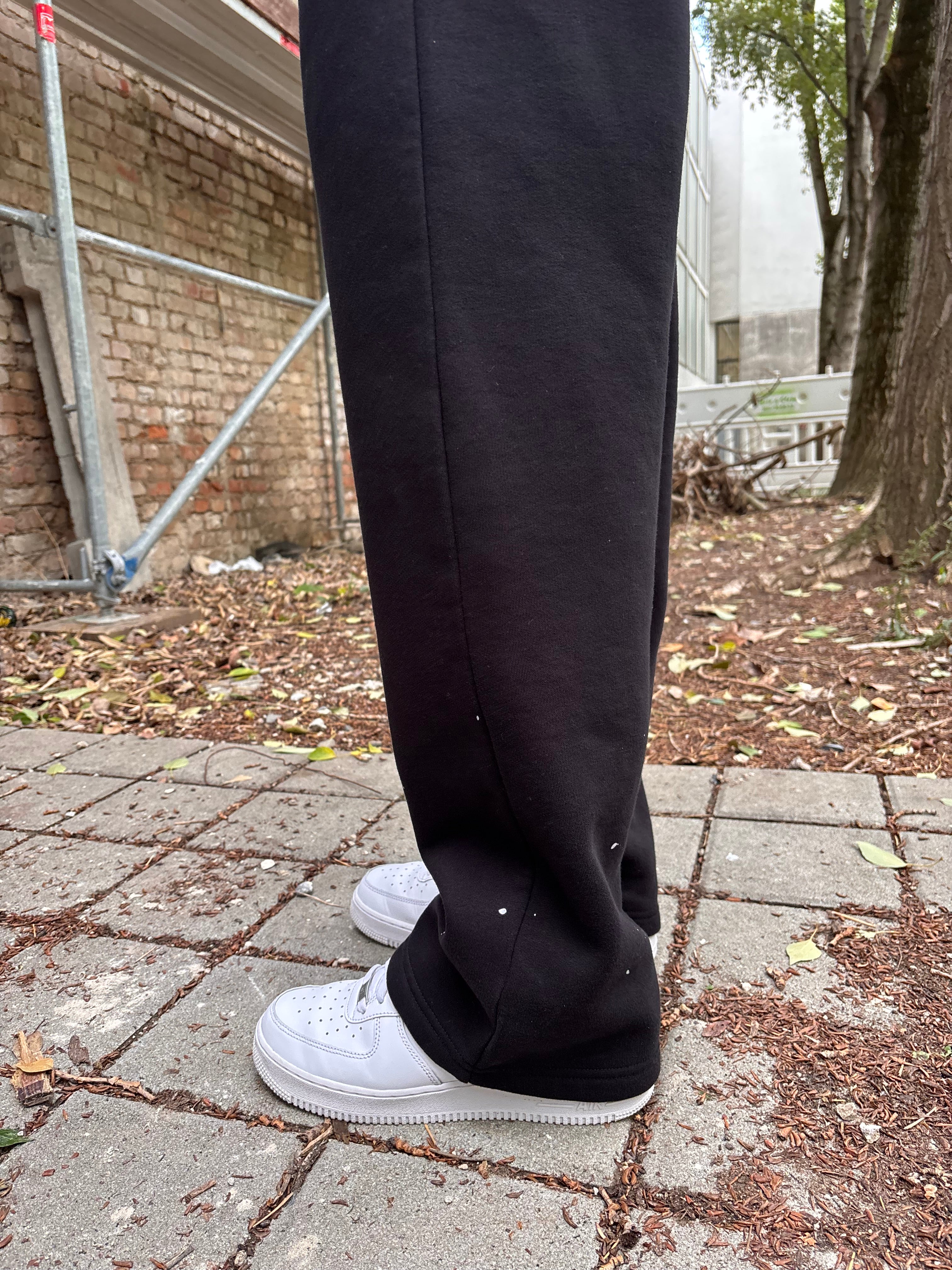 GABRIEL ABERA Splattered Sweatpants Black/White – Hose fällt locker über den Schuh für lässigen Streetwear Look.