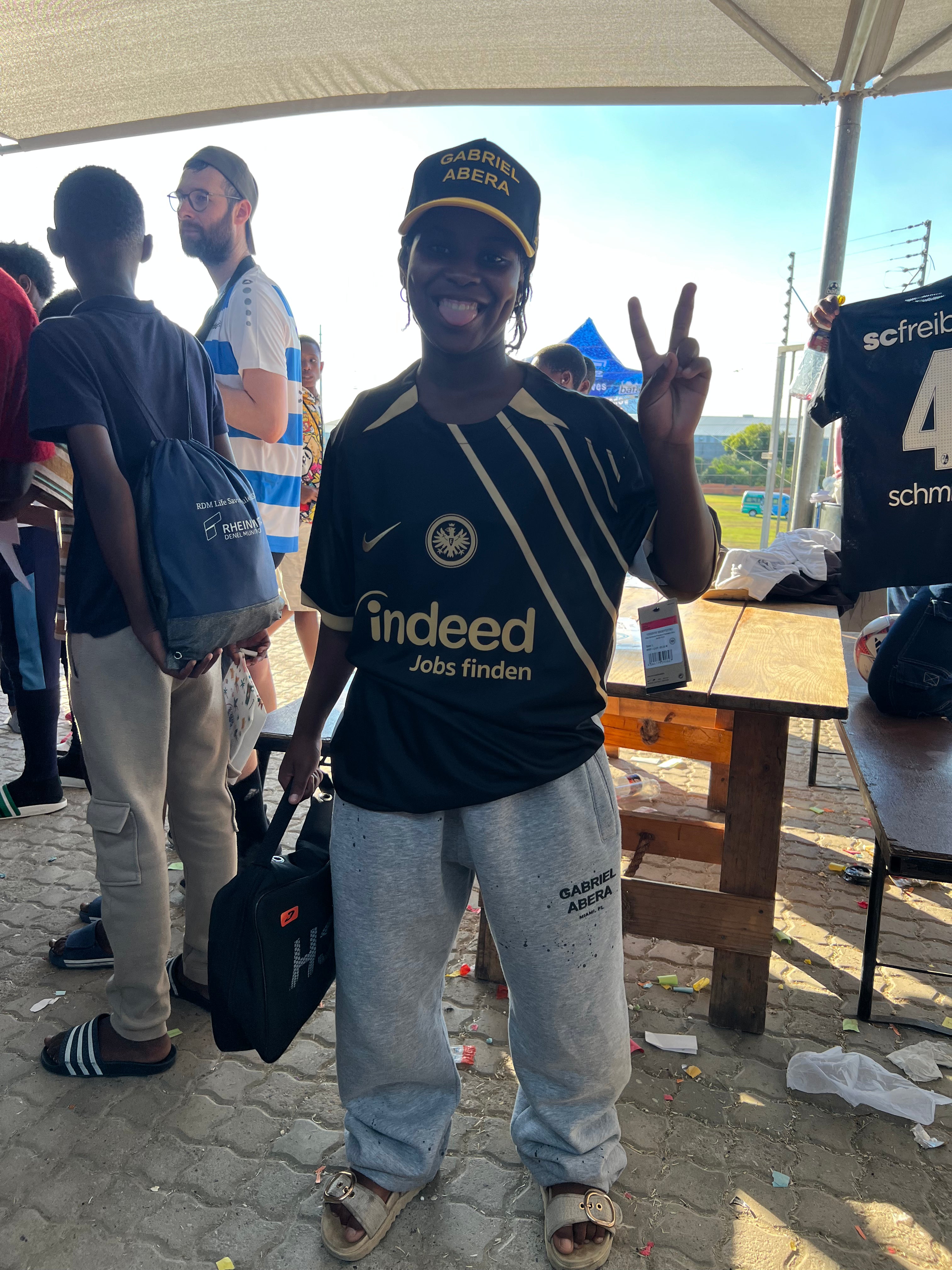 Kinder aus dem Township Lwandle bei Kapstadt freuen sich über neue GABRIEL ABERA Streetwear – Tracksuits, Hoodies und Tees.
