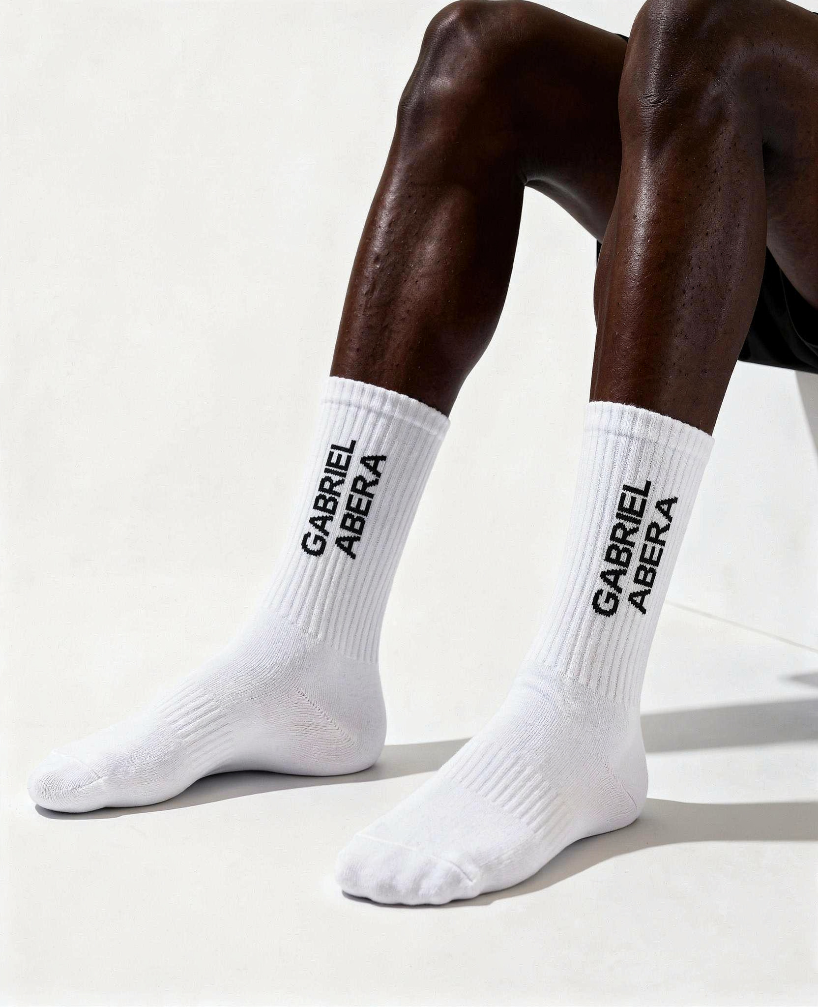 GABRIEL ABERA Socken mit black Logo – Seitenansicht mit Socken, relaxed Fit über dem Knöchel, lässiger Sneaker-Ready Style.