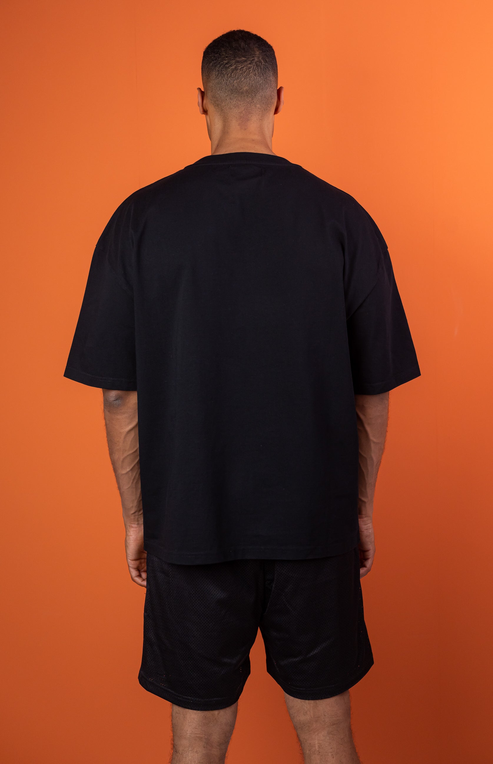Male model wearing a Black oversize tshirt
