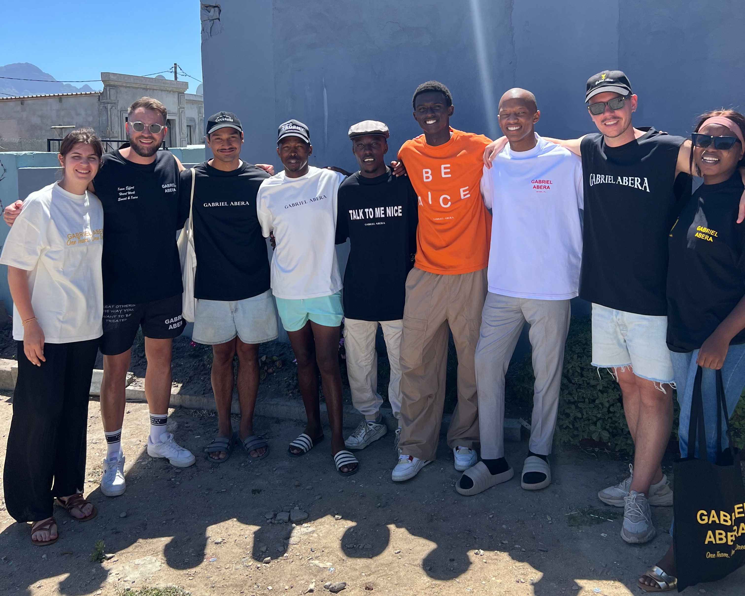 Organisatoren, Models und Gründer von GABRIEL ABERA zusammen beim Shooting im Township Lwandle, Cape Town – Community, Culture und Streetwear vereint.
