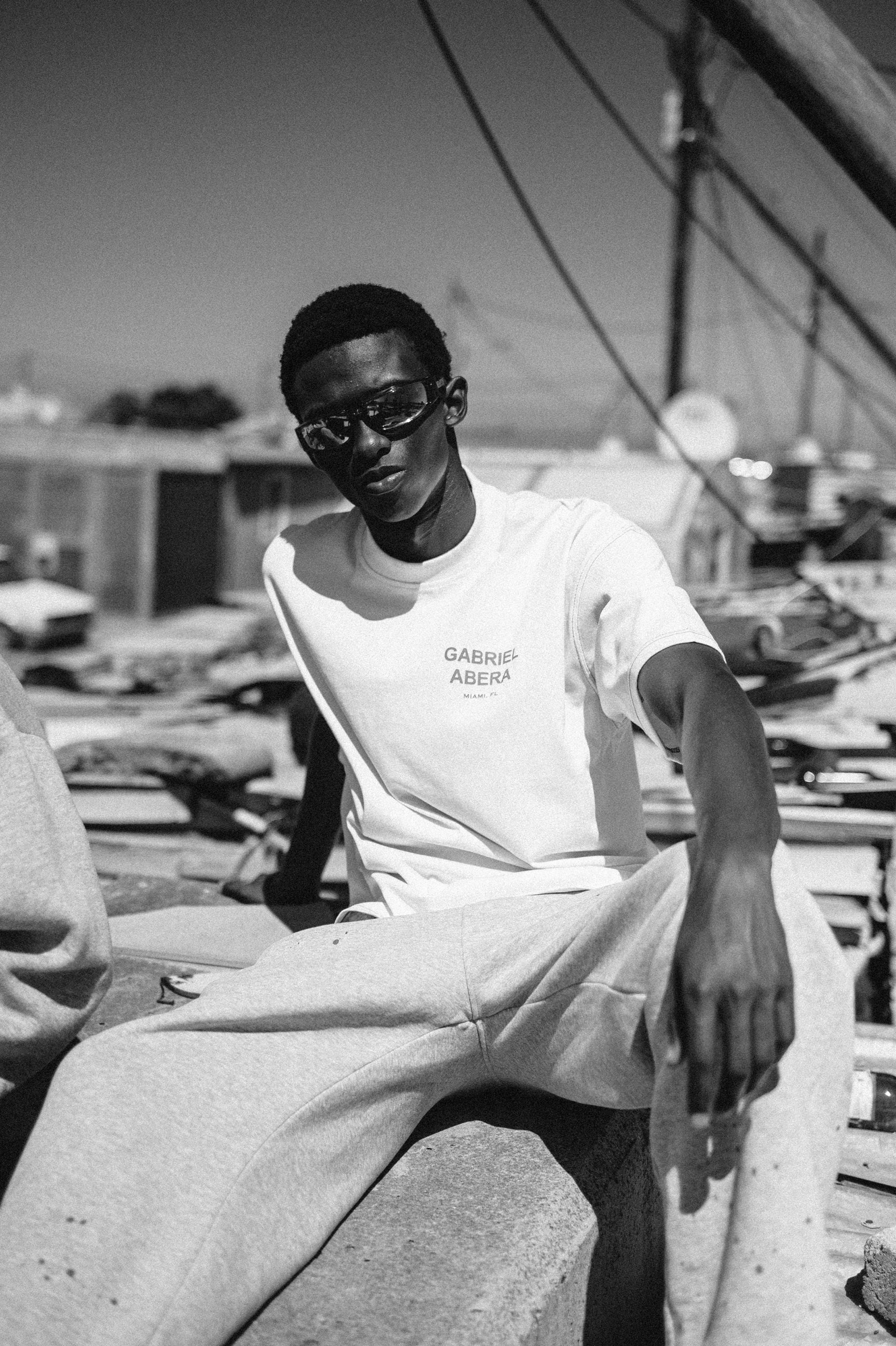 Lookbook Scene: Lwandle Residents tragen GABRIEL ABERA Clothing.