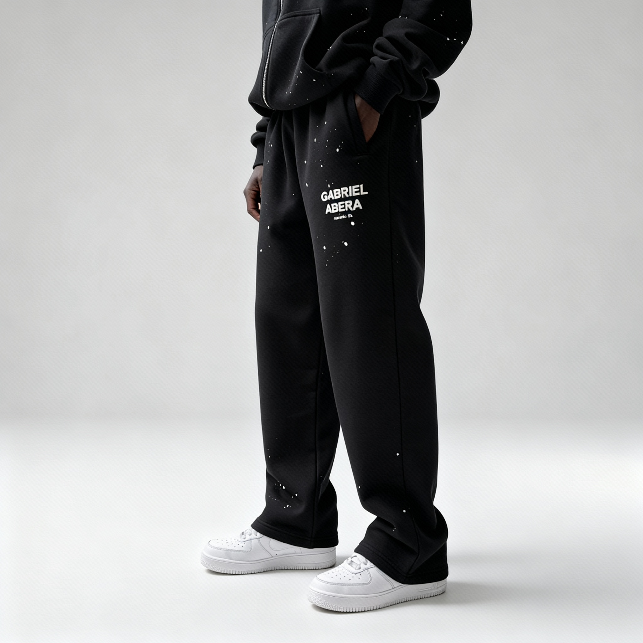 Seitenansicht der GABRIEL ABERA Splattered Sweatpants Black/White – lockerer Schnitt mit Splatter-Design.