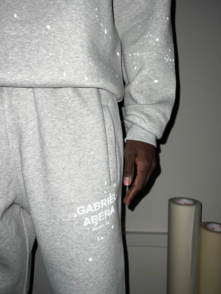 Grey Splattered Sweatpants Detail View – zeigt das hochwertige Baumwollmaterial und das einzigartige Splatter-Design.