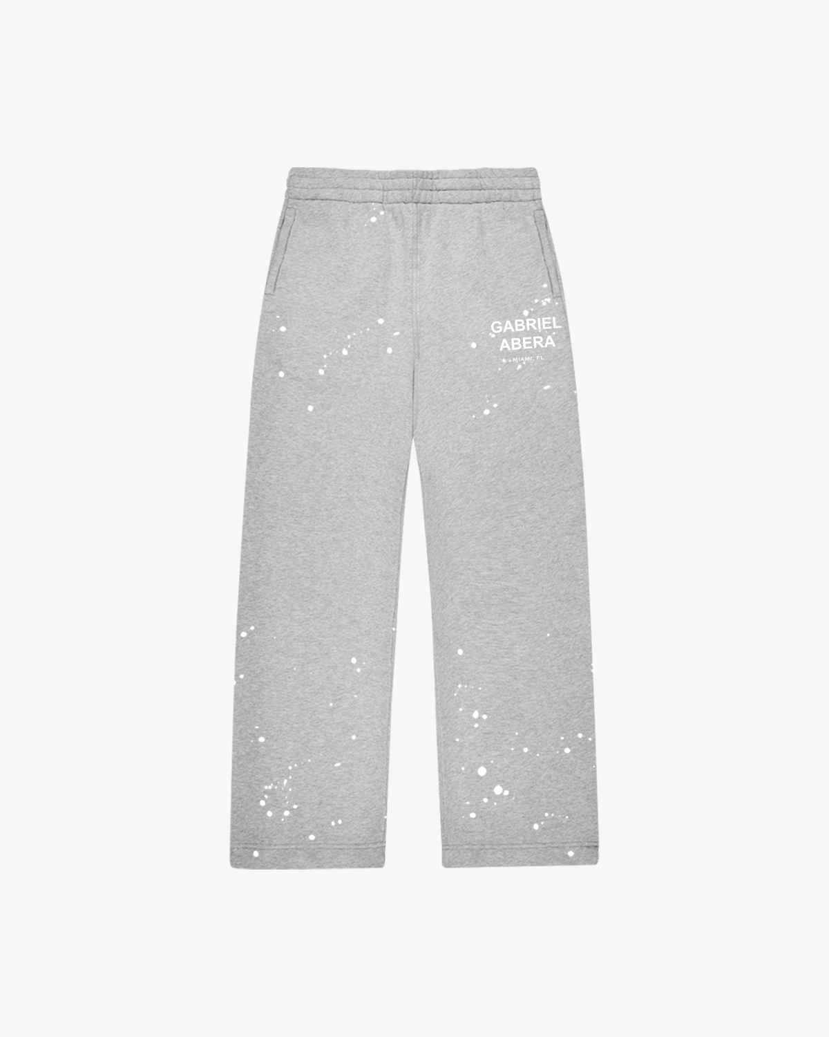 Grey Splattered Sweatpants mit hand-painted Splatter-Design, relaxed Baggy Fit und bold white Puff Print auf dem Bein – urban Streetwear Look.