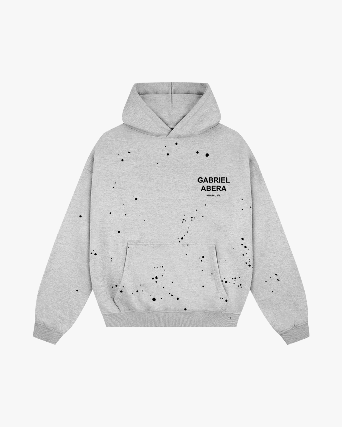 Grauer Splattered Hoodie mit handbemaltem Splatter-Design, Oversized Fit und schwarzem Puff Print auf der Brust.