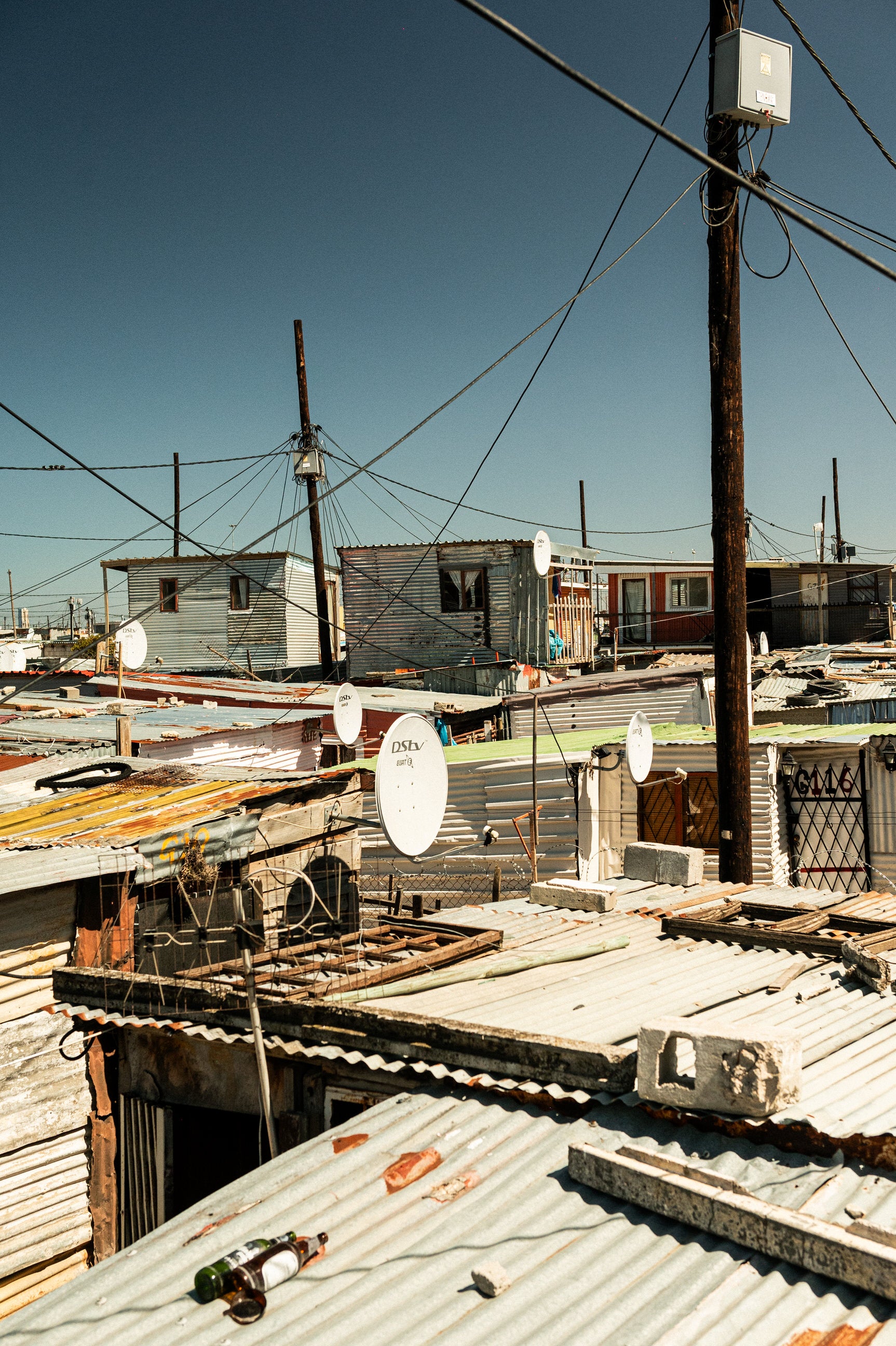 Wellblechhütten im Township Lwandle, wo Familien auf engstem Raum leben – Kulisse des GABRIEL ABERA Lookbooks in Cape Town.