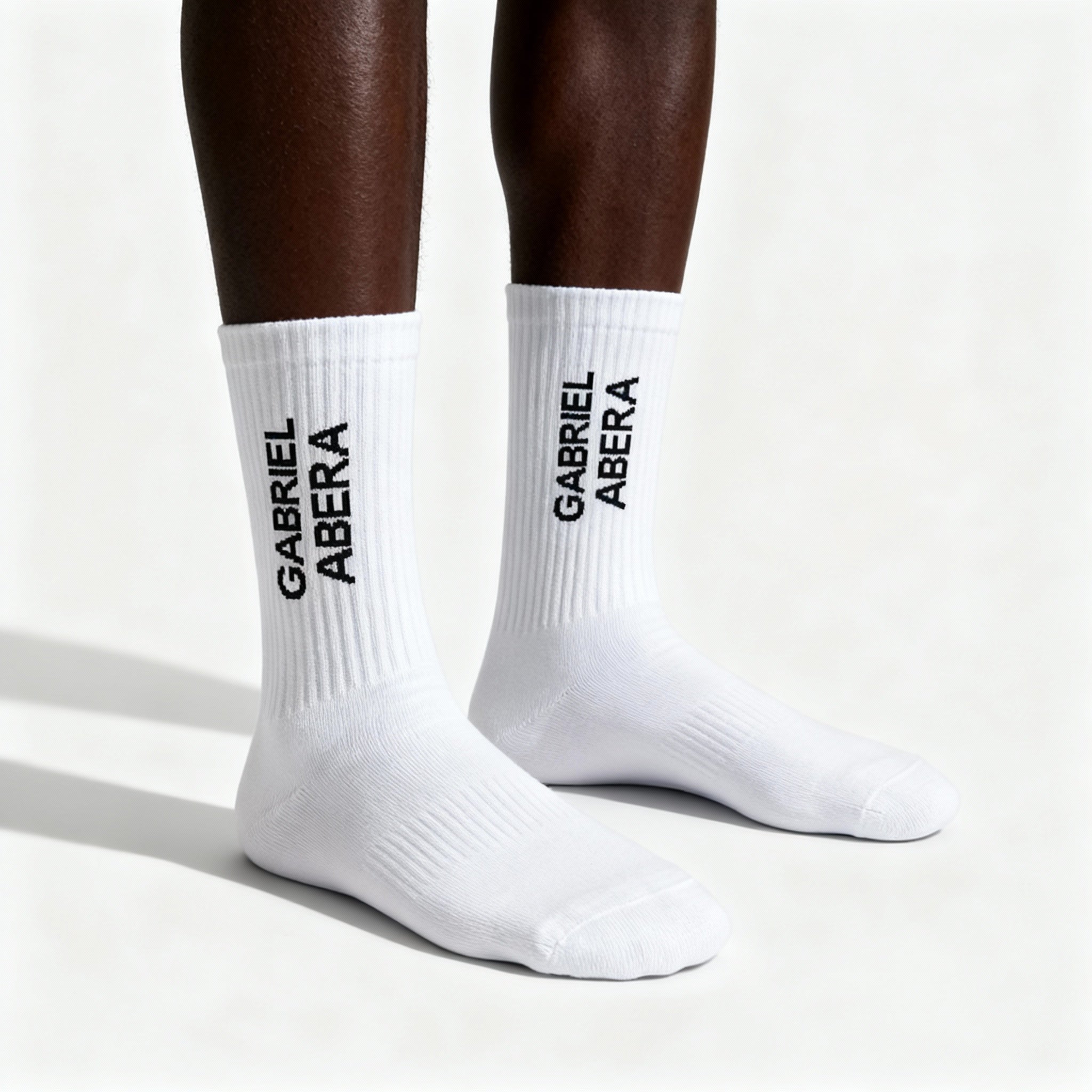 GABRIEL ABERA Socken in weiß – Seitenansicht mit Socken, relaxed Fit über dem Knöchel, lässiger Sneaker-Ready Style