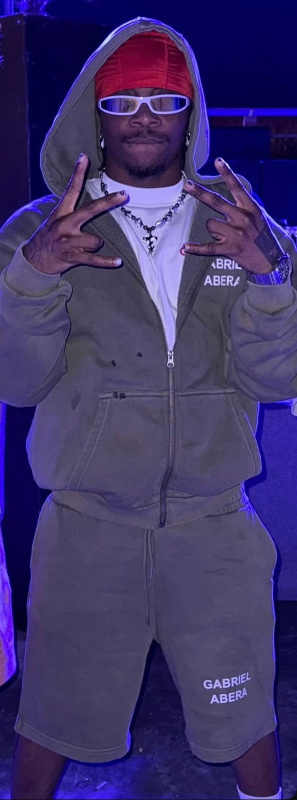 Afrobeats-Star Oxlade als Headliner beim Crema Latina Island Festival am 5. Juli 2025 in Mannheim. Auf der Bühne trägt er die Gabriel Abera Vintage Shorts und Zipper und das Basic Puff Tee – voller Energie und Bühnenpräsenz. #ExpressYourself