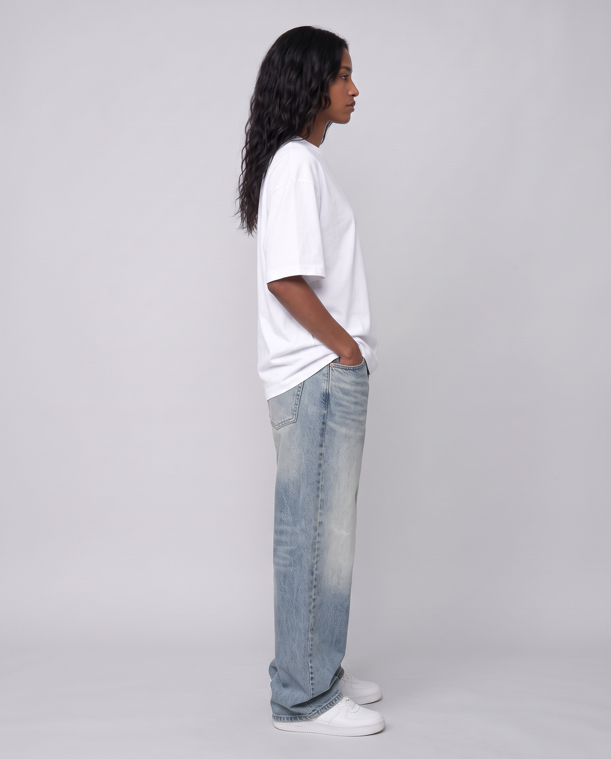 Seitliche Ansicht des weißen GABRIEL ABERA T-Shirts mit lässigem Oversized Fit und moderner Streetwear Silhouette