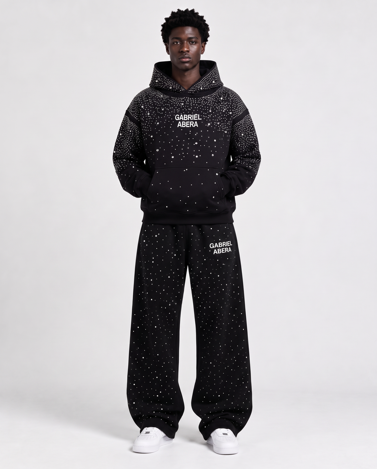 Schwarze Rhinestone Universe Sweatpants und matching Hoodie von GABRIEL ABERA als Unisex Premium Streetwear Set mit aufwendiger Strassstein Handmade-Veredelung