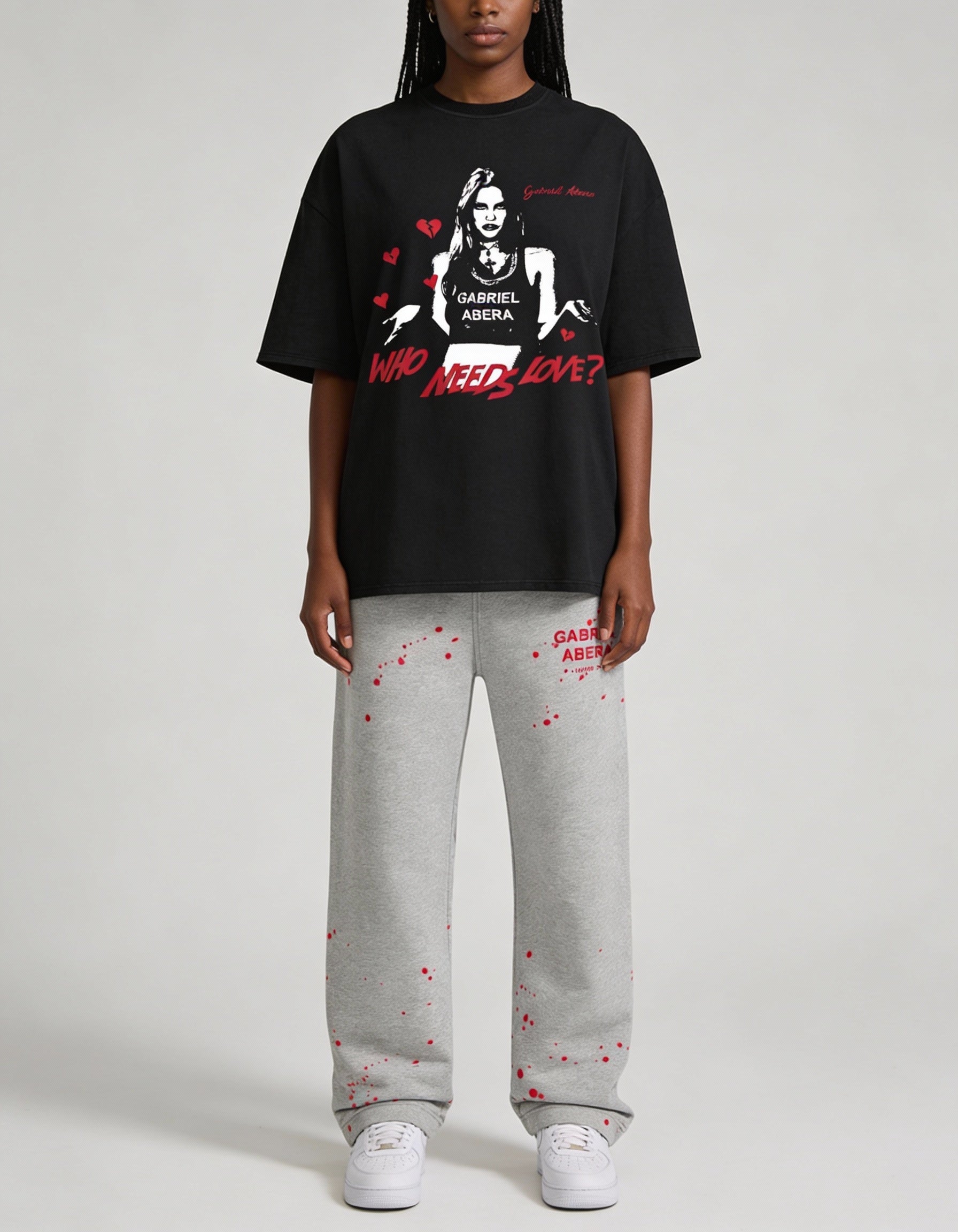Schwarzes Rebel Heart T-Shirt von Gabriel Abera auf weiblichem Model, Frontansicht mit auffälligem Print und modernem Oversized Look