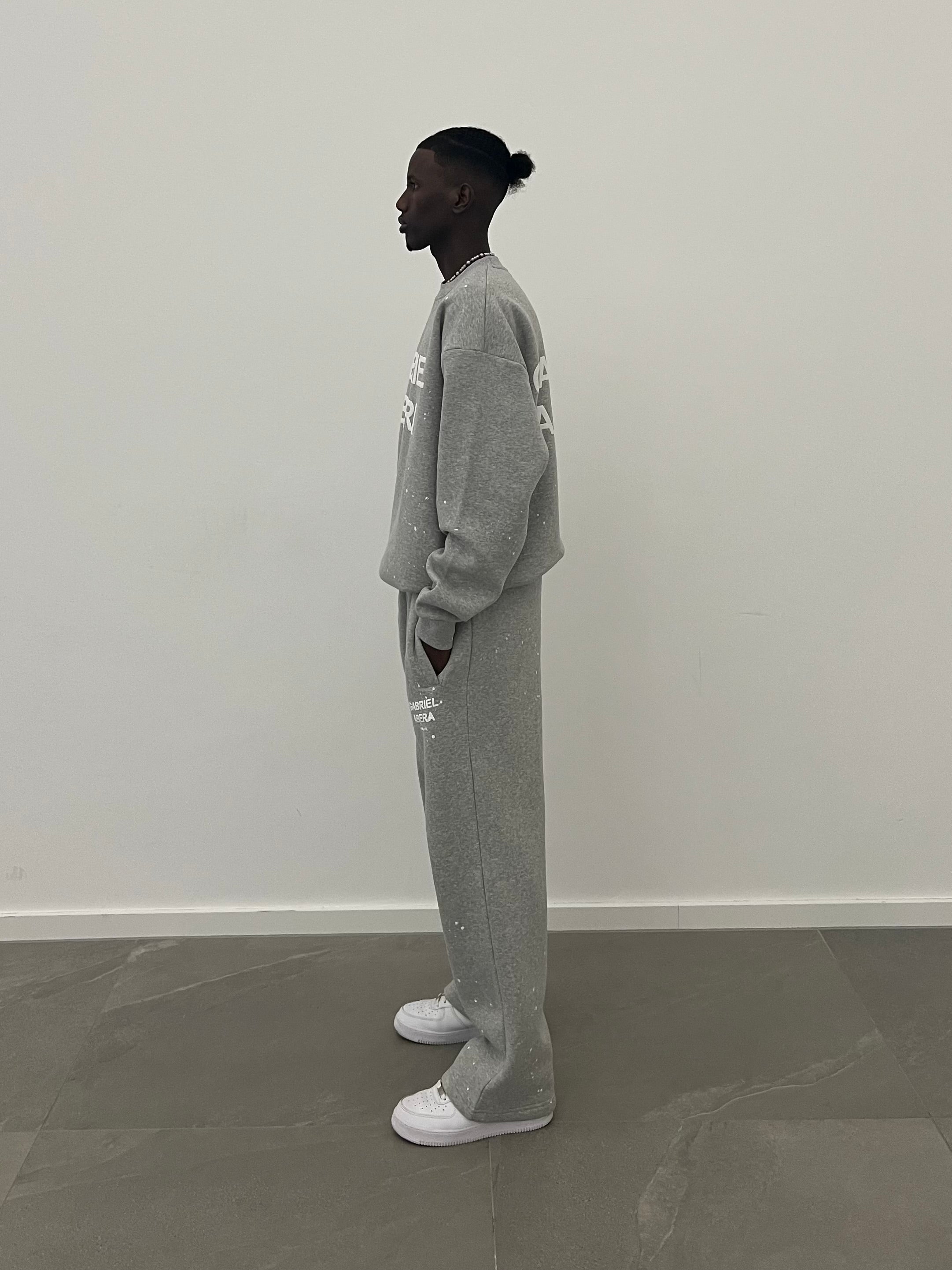Side profile des Models mit den Splattered Sweatpants – relaxed Streetwear Fit, hand-painted Design und premium Baumwollmischung.