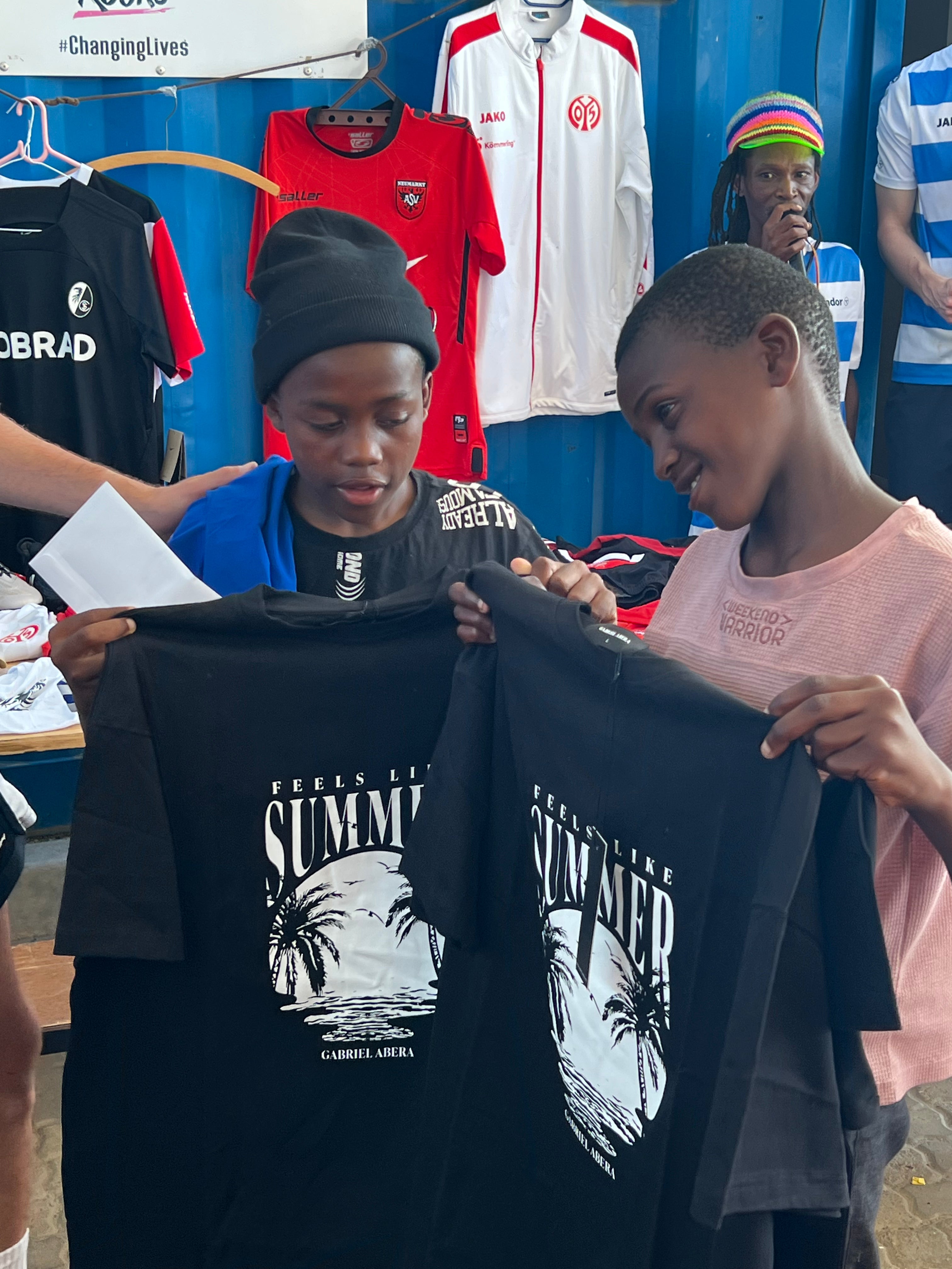 Gespendete Streetwear Clothing von GABRIEL ABERA für Young Bafana Kids – Hoffnung, Style und Community.