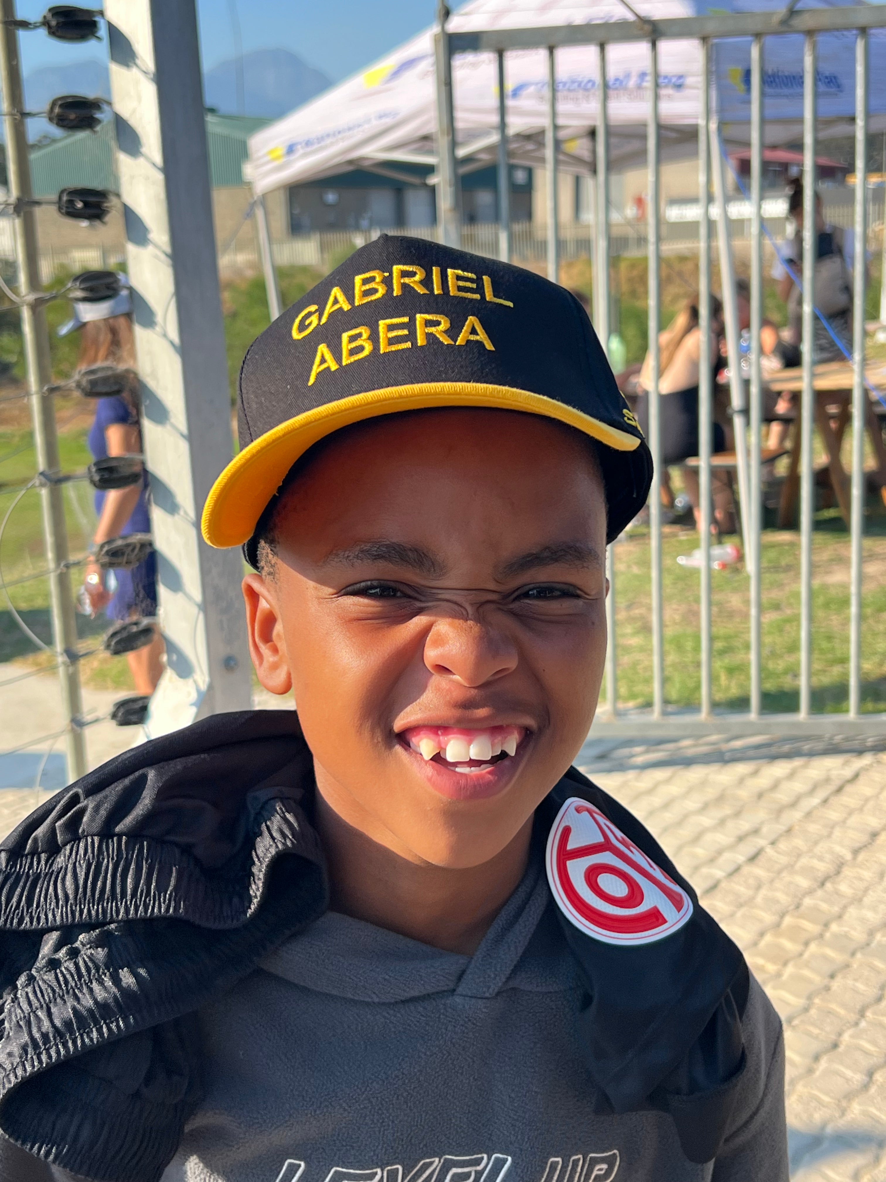 Young Bafana Kinder in GABRIEL ABERA Outfits – Urban Fashion trifft Fußballkultur in Cape Town.