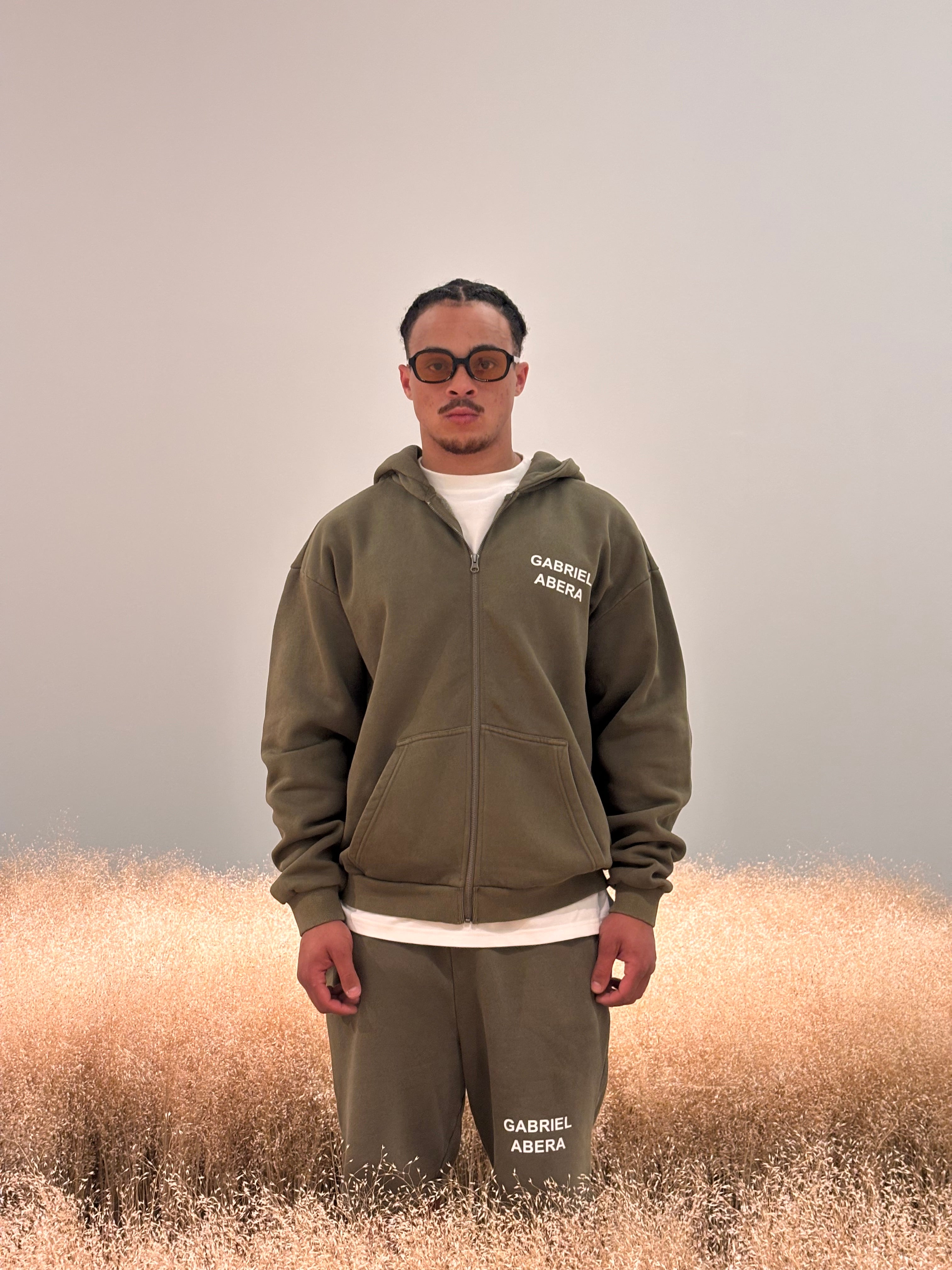 Model wearing zip hoodie khaki – relaxed fit Zipper