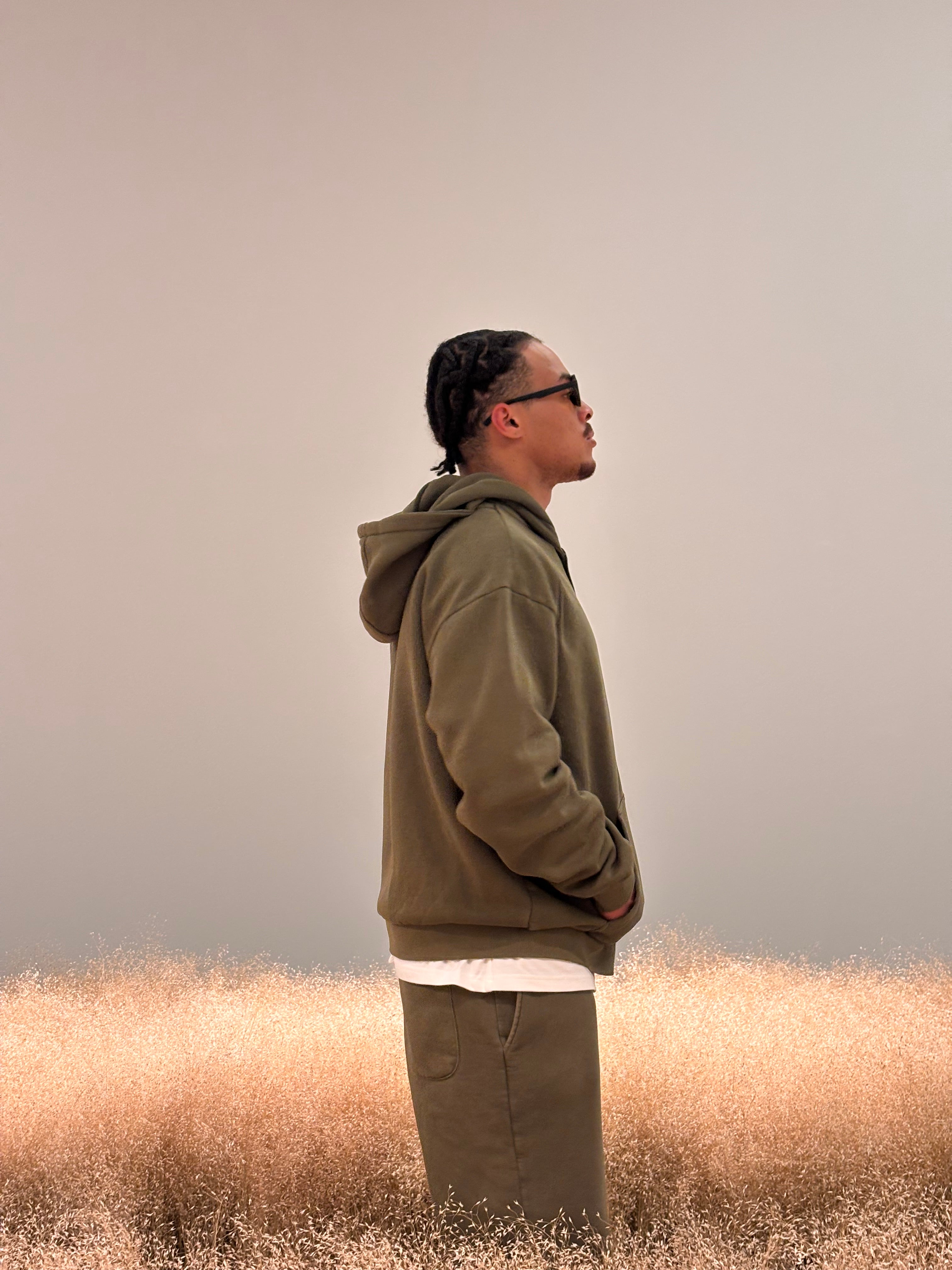 Side view of hoodie – olive cotton streetwear Kapuze