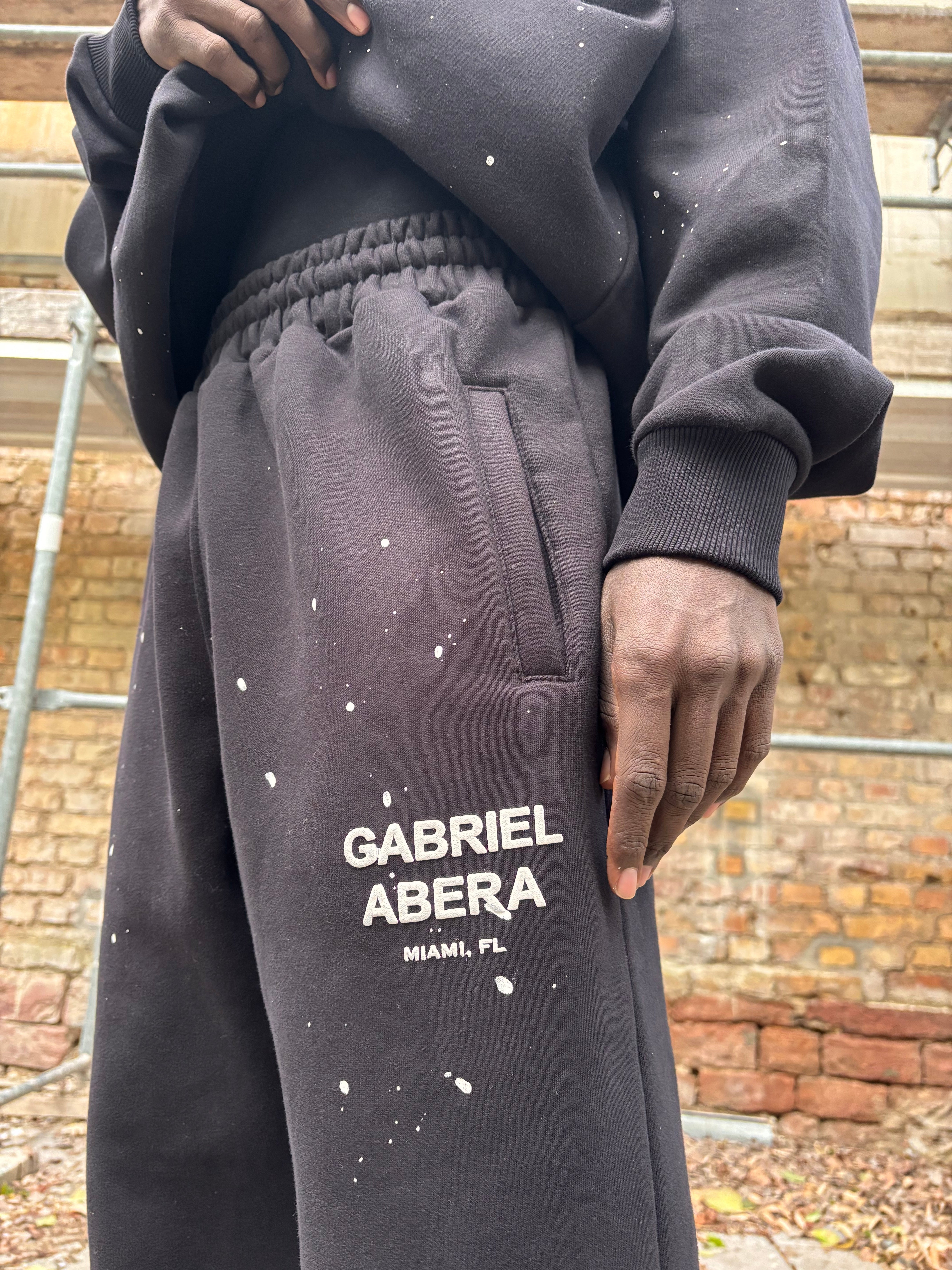 Detailaufnahme des elastischen Bunds der GABRIEL ABERA Splattered Sweatpants Black/White – handgemachte Farbspritzer und hochwertige Verarbeitung sichtbar.