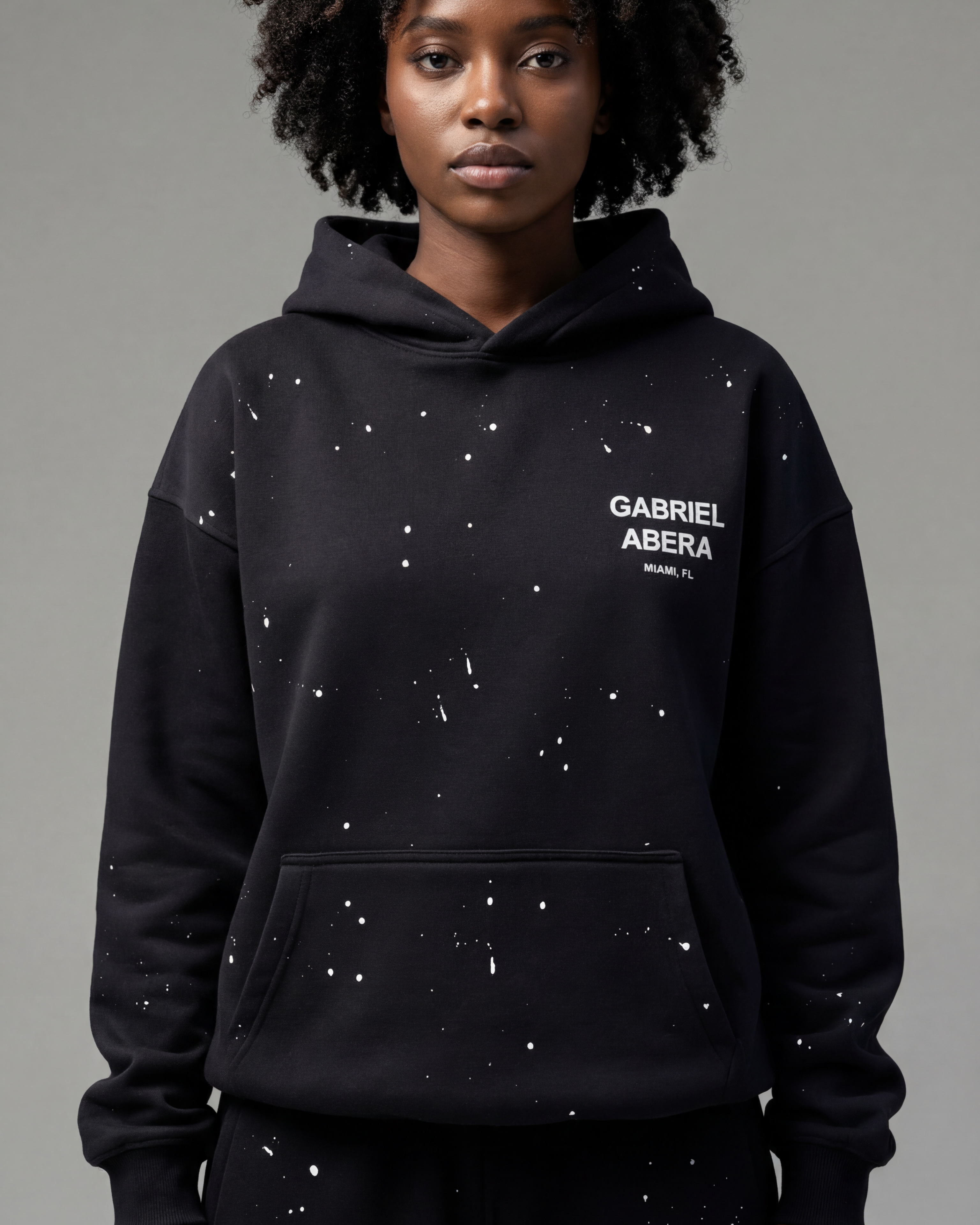 Detailaufnahme des schwarzen GABRIEL ABERA Hoodies mit Stofftextur und hochwertiger Verarbeitung im Nahbereich.