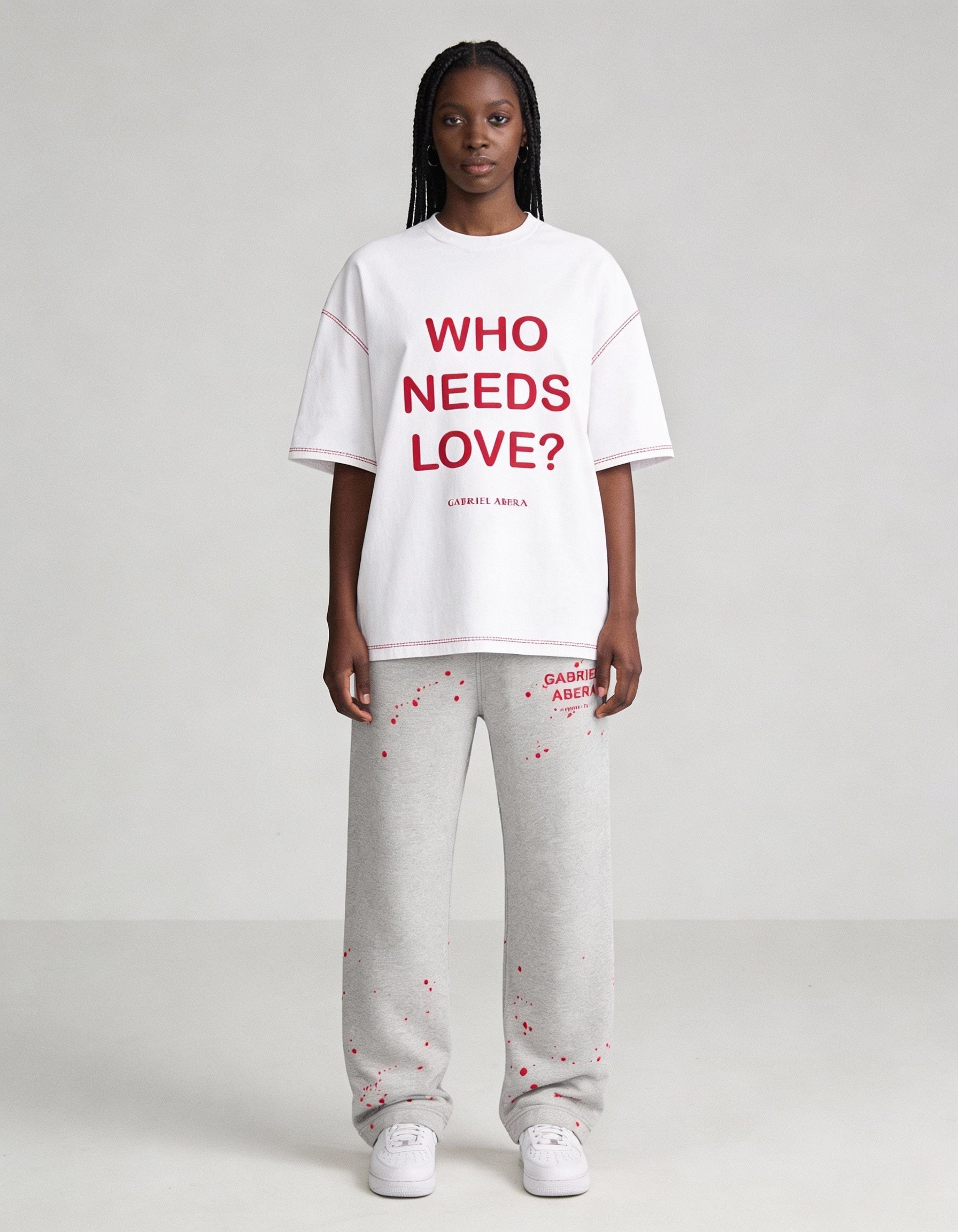 Weißes GABRIEL ABERA WHO NEEDS LOVE T-Shirt auf weiblichem Model, Frontansicht mit auffälligem Print und modernem Oversized Look