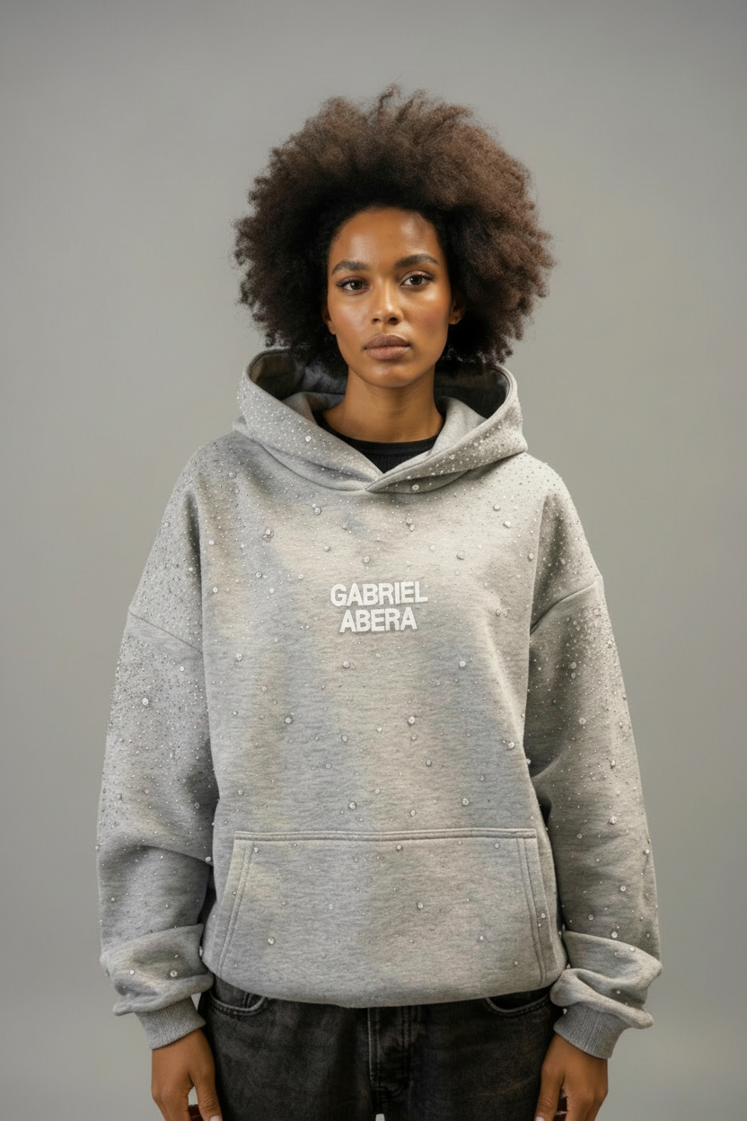 Weibliches Model im grauen GABRIEL ABERA Universe Rhinestone Hoodie – Frontansicht, eleganter Premium Streetwear Look mit Rhinestones.