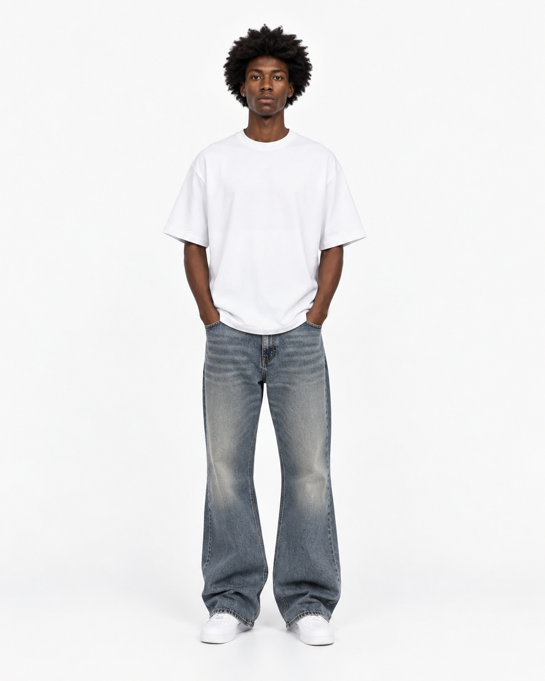 Model trägt ein weißes GABRIEL ABERA Unisex T-Shirt im lässigen Oversized Streetwear Fit