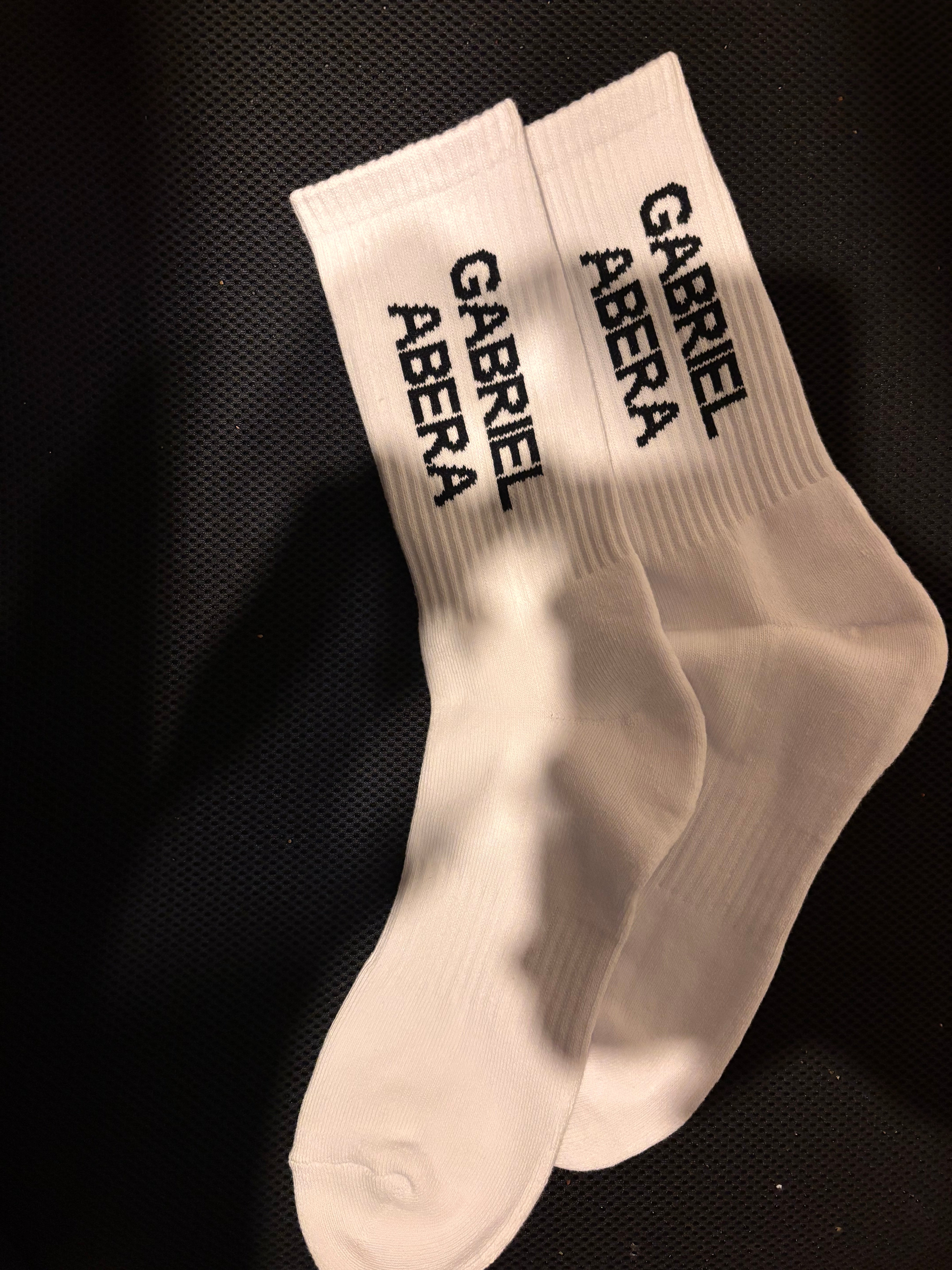 GABRIEL ABERA Socken mit black Logo – Seitenansicht mit Socken, relaxed Fit über dem Knöchel, lässiger Sneaker-Ready Style.