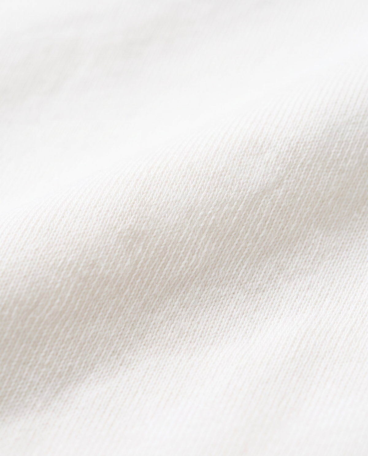 Detailaufnahme des hochwertigen weißen Materials des GABRIEL ABERA Plain T-Shirts