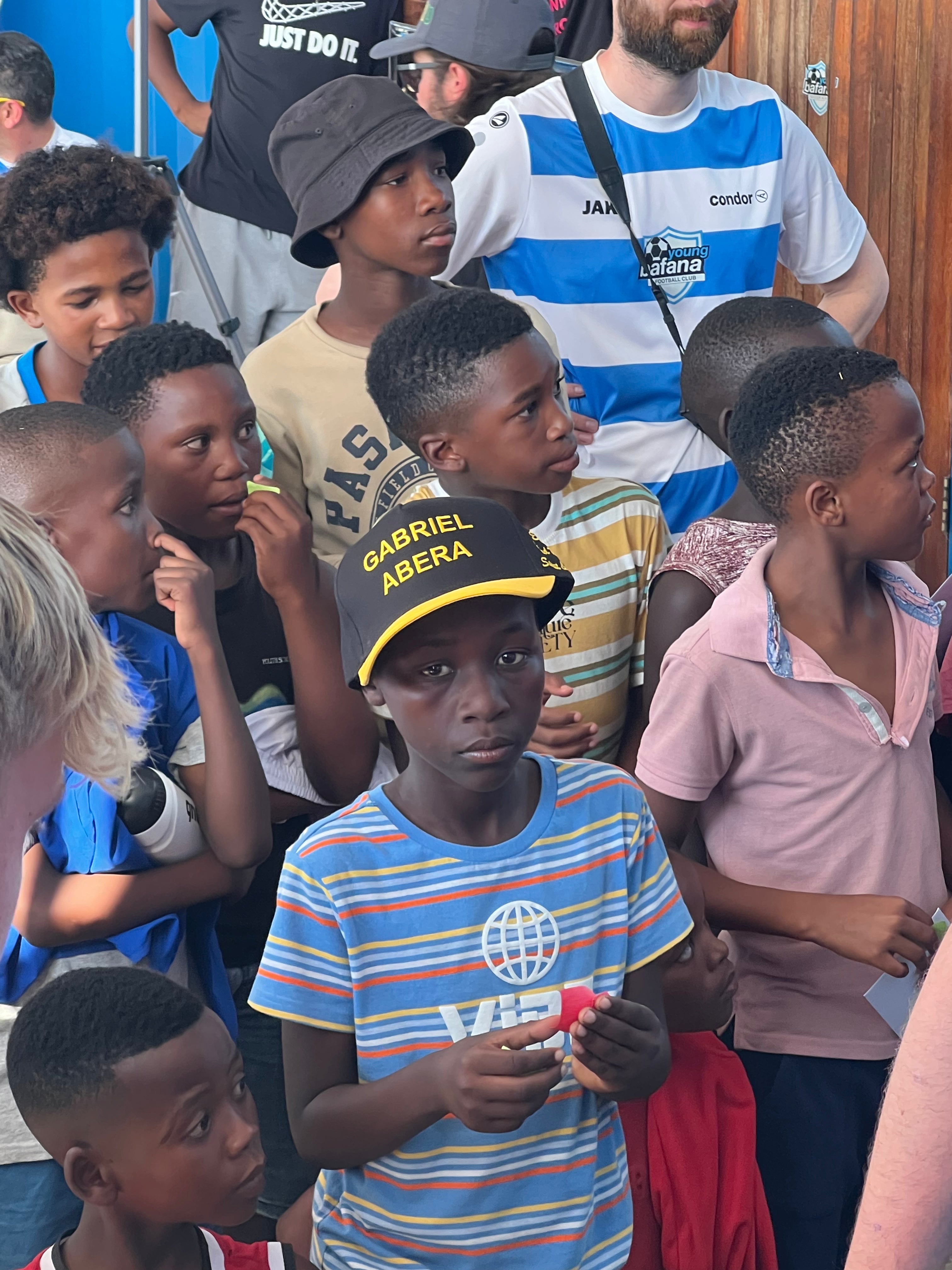 Young Bafana Kids tragen geschenkte Streetwear Pieces von GABRIEL ABERA beim Cup of Hope in Cape Town.