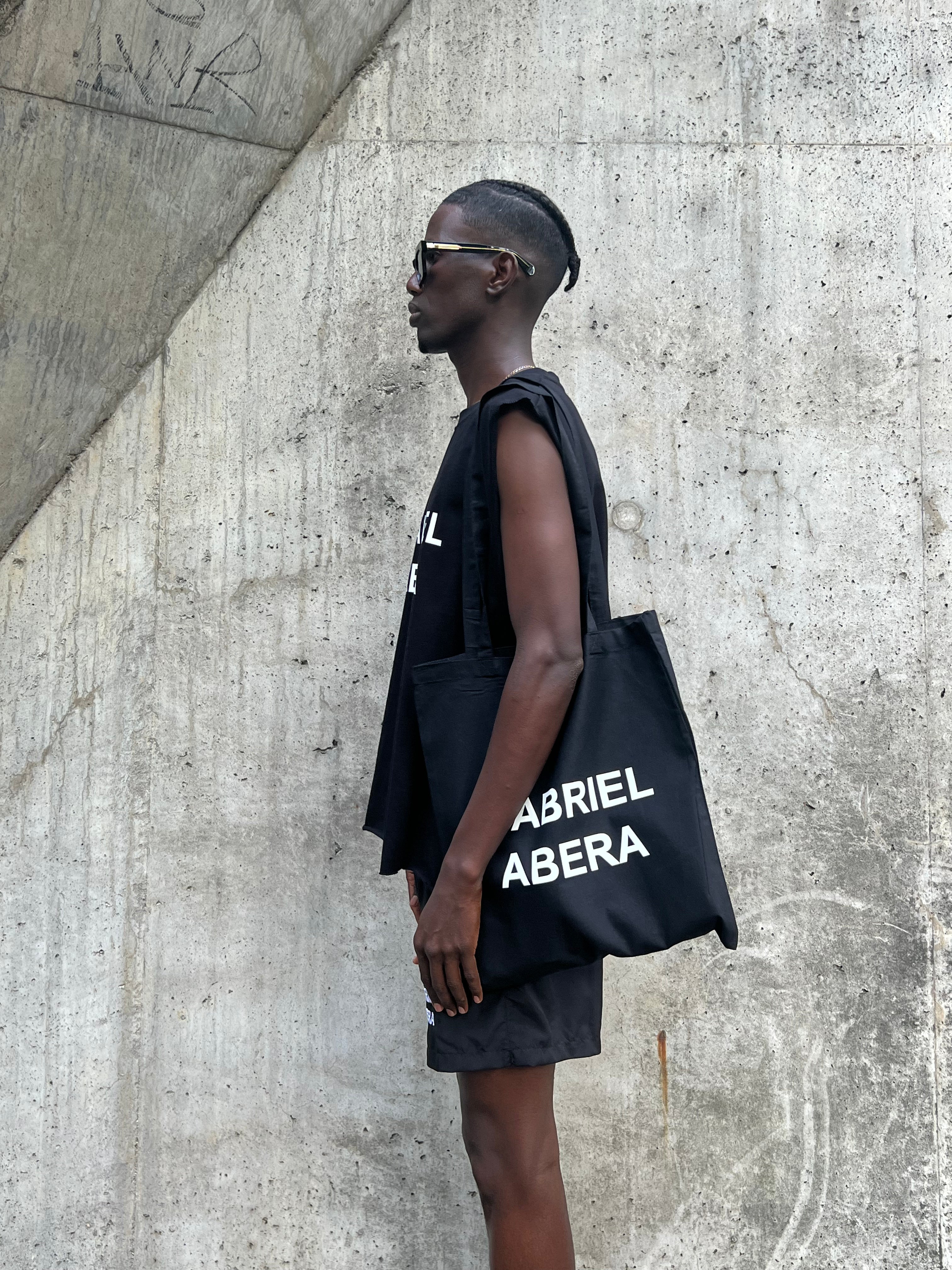 Side view tank top – dropped armhole Tank mit Fit und Gabriel Abera Bag