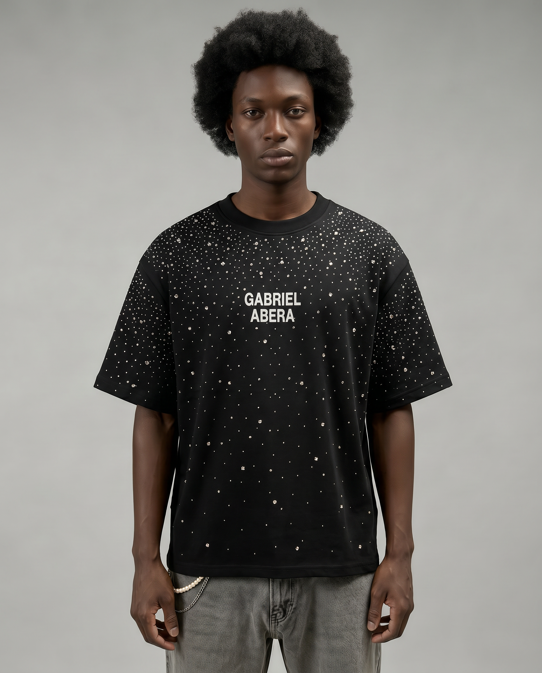 GABRIEL ABERA Rhinestone Universe Tee Black – Model trägt schwarzes Unisex Oversize Shirt mit Strasskristallen, Größe L
