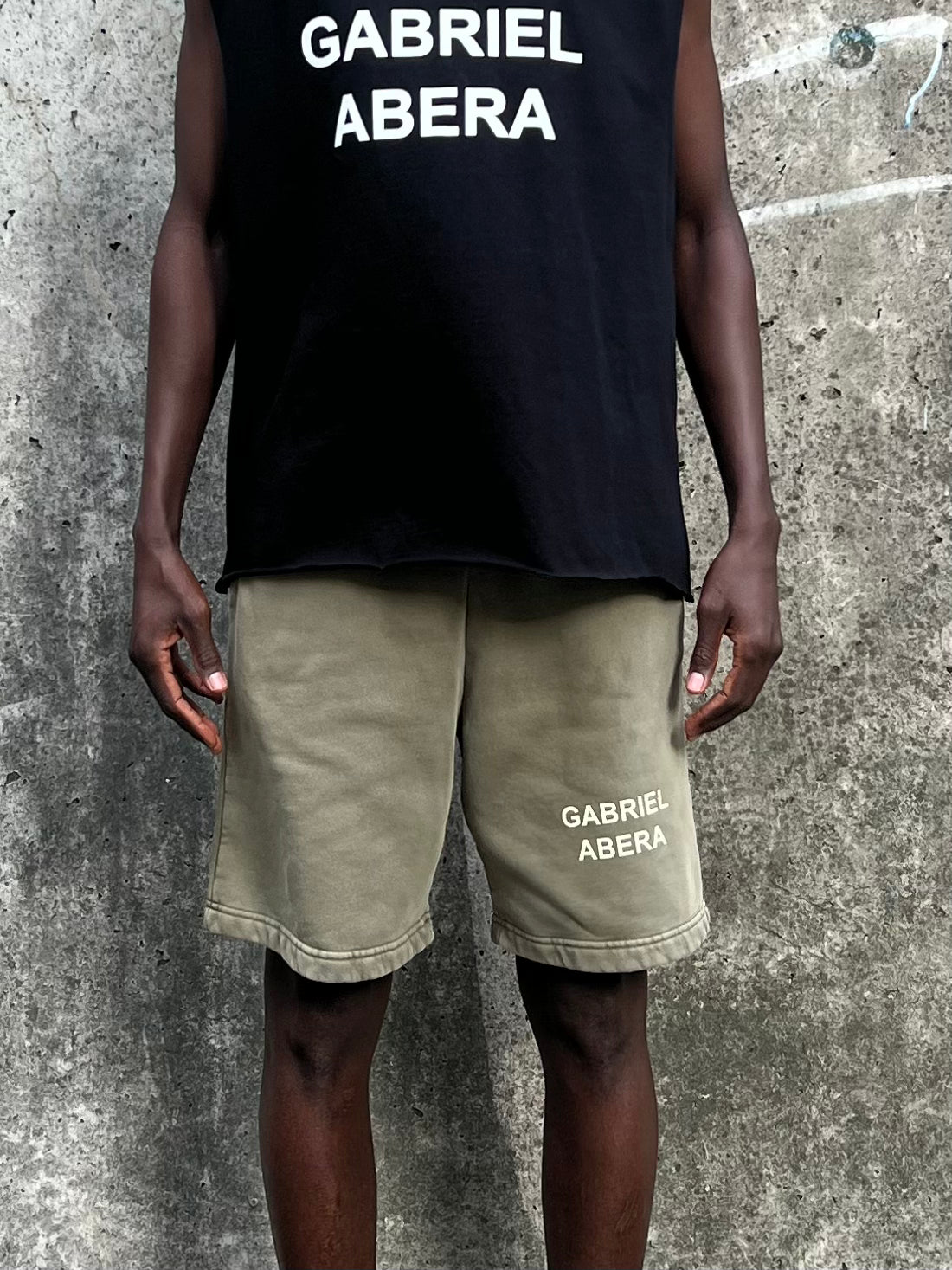 Front view of vintage olive shorts – Sweatshorts mit loose cut