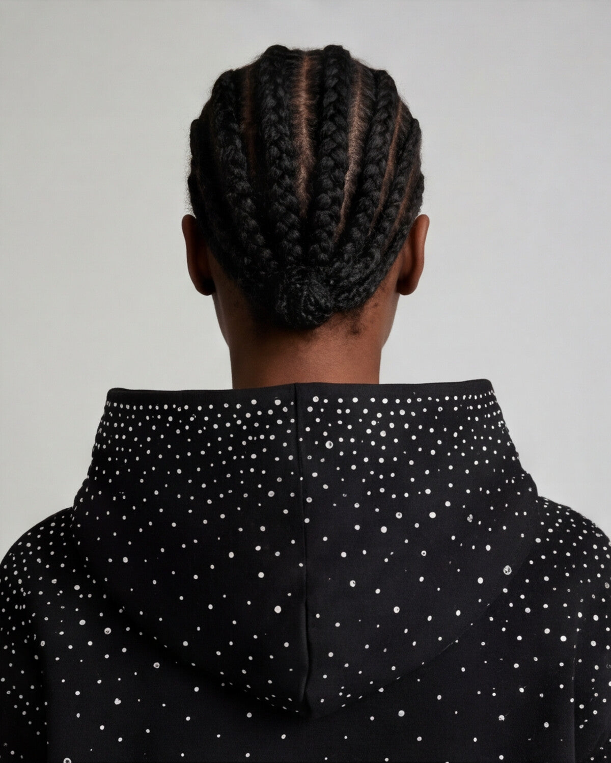 Schwarzer GABRIEL ABERA Rhinestone Hoodie – weibliches Model von hinten gezeigt, Rhinestones auf Kapuze.