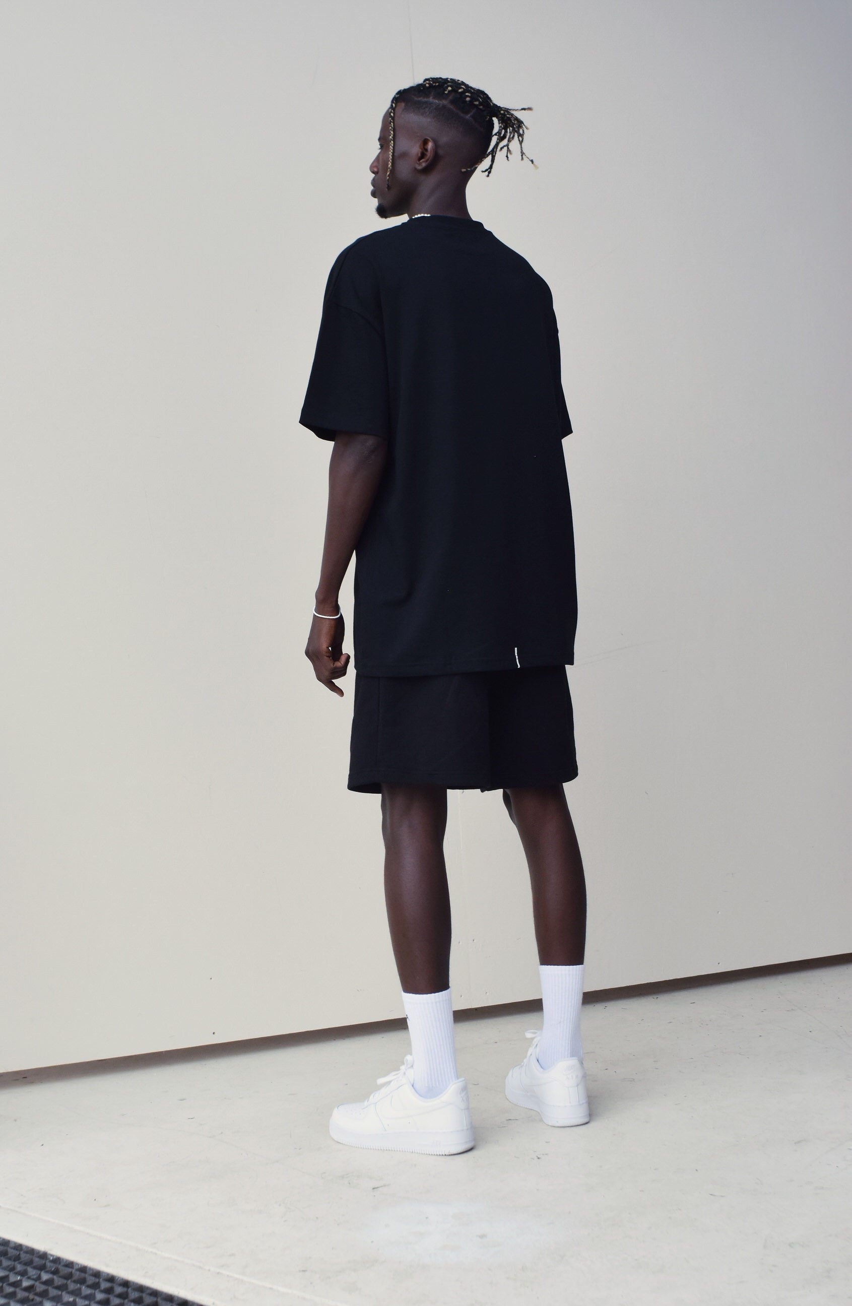 Male model wearing a Black oversize tshirt