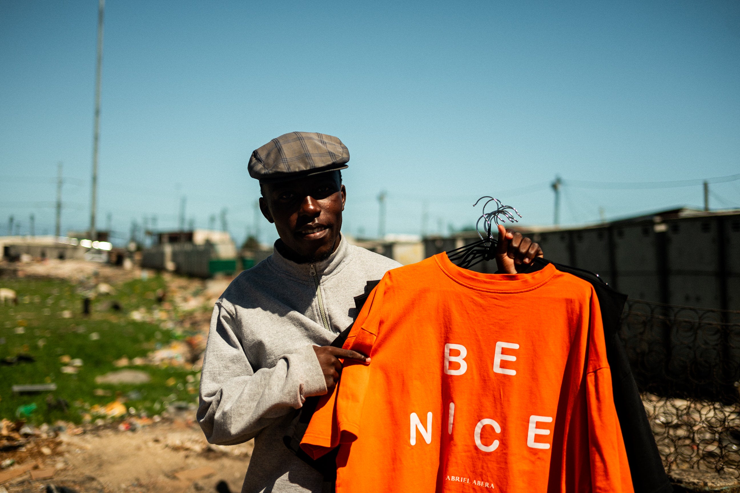 Township Shooting von Gabriel Abera Fashion zeigt das BE Nice Tee im Township bei Kapstadt.