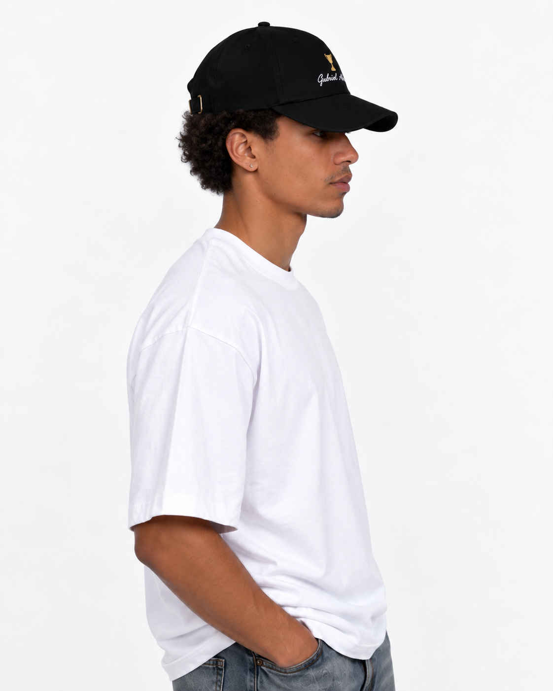 Seitliche Ansicht der schwarzen GABRIEL ABERA Dad Hat mit markantem Trophy Design und klassischer Baseball Cap Silhouette