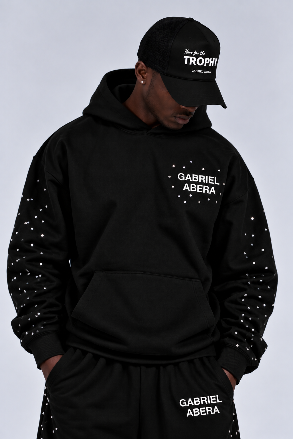 Seitliche Ansicht der schwarzen GABRIEL ABERA Foam Cap mit markantem Here For The Trophy Design