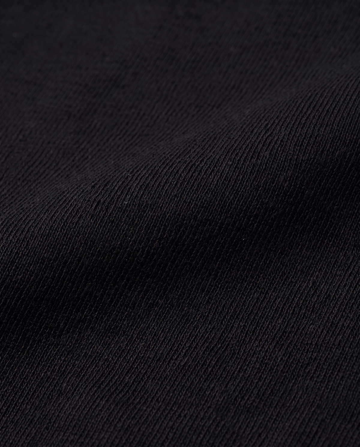 Detailaufnahme des hochwertigen schwarzen Materials des GABRIEL ABERA Plain T-Shirts