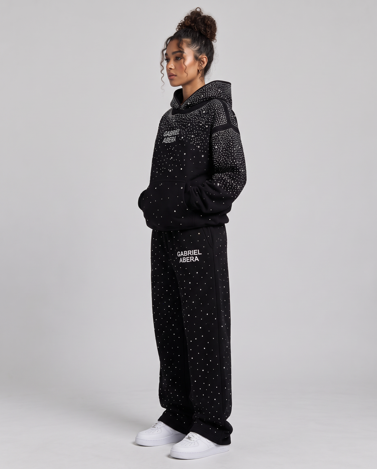 Schwarze Rhinestone Jogger Pants von GABRIEL ABERA mit lässigem Streetwear Fit und handgesetzten Strasssteinen im Universe Design