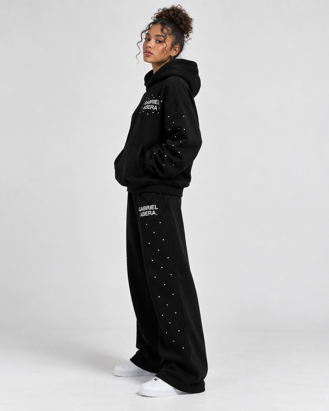 Schwarze Rhinestone Jogger Pants von GABRIEL ABERA mit lässigem Oversized Streetwear Fit und handveredelten Strasssteinen