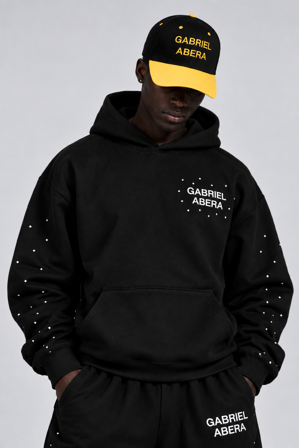 Nahaufnahme der schwarzen Trophy Snapback Cap von GABRIEL ABERA mit gelben Details und hochwertiger Verarbeitung