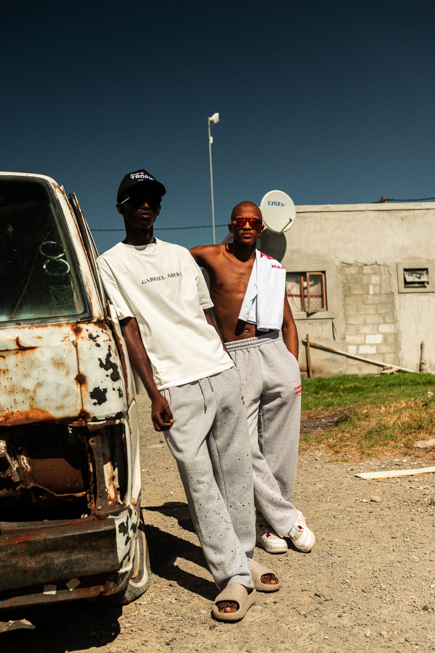 Streetstyle Energy mit GABRIEL ABERA Pants, Tanktop, Cap & Oversized Tee.